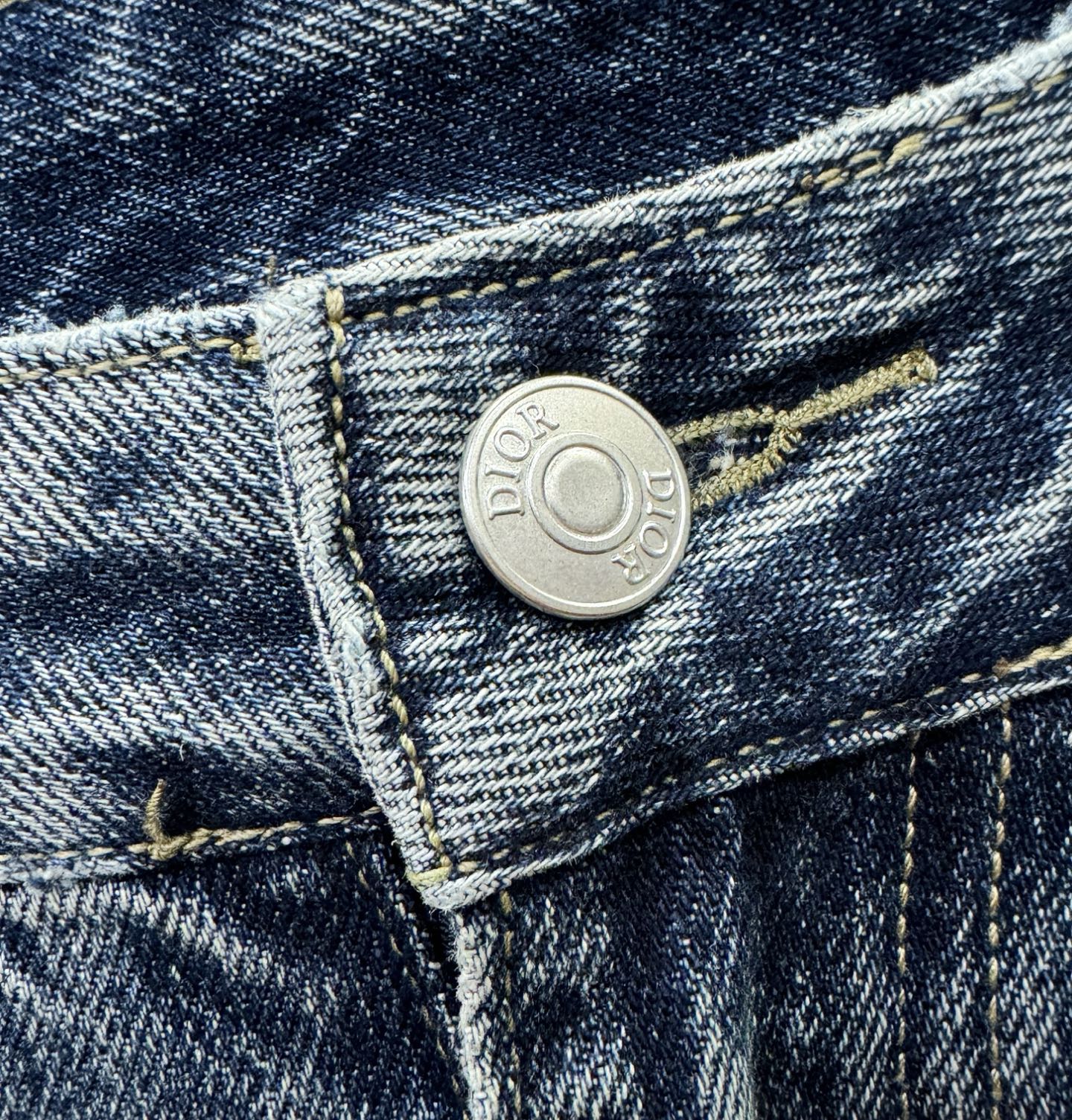 Dior迪奥 专柜新品，原版牛仔裤 原版重工打造，品牌经典LOGO设计，三标齐全！原版五金辅料。专柜定制