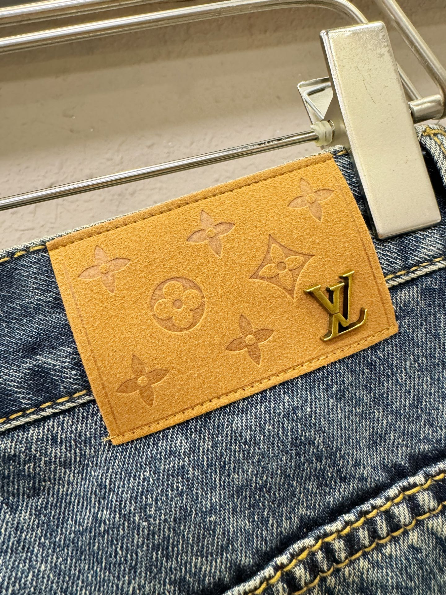 LV路易威登 专柜新品，原版牛仔裤 原版重工打造，品牌经典LOGO设计，三标齐全！原版五金辅料。专柜定制