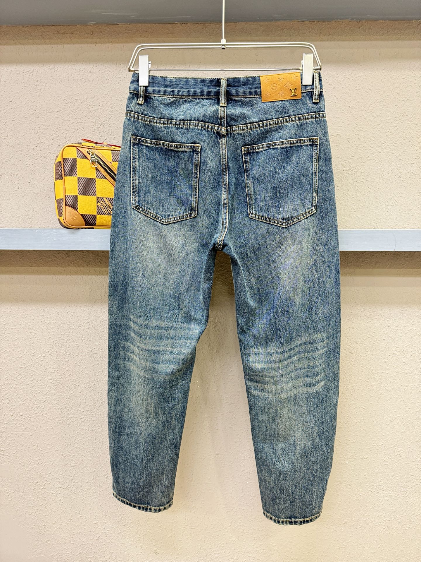LV路易威登 专柜新品，原版牛仔裤 原版重工打造，品牌经典LOGO设计，三标齐全！原版五金辅料。专柜定制