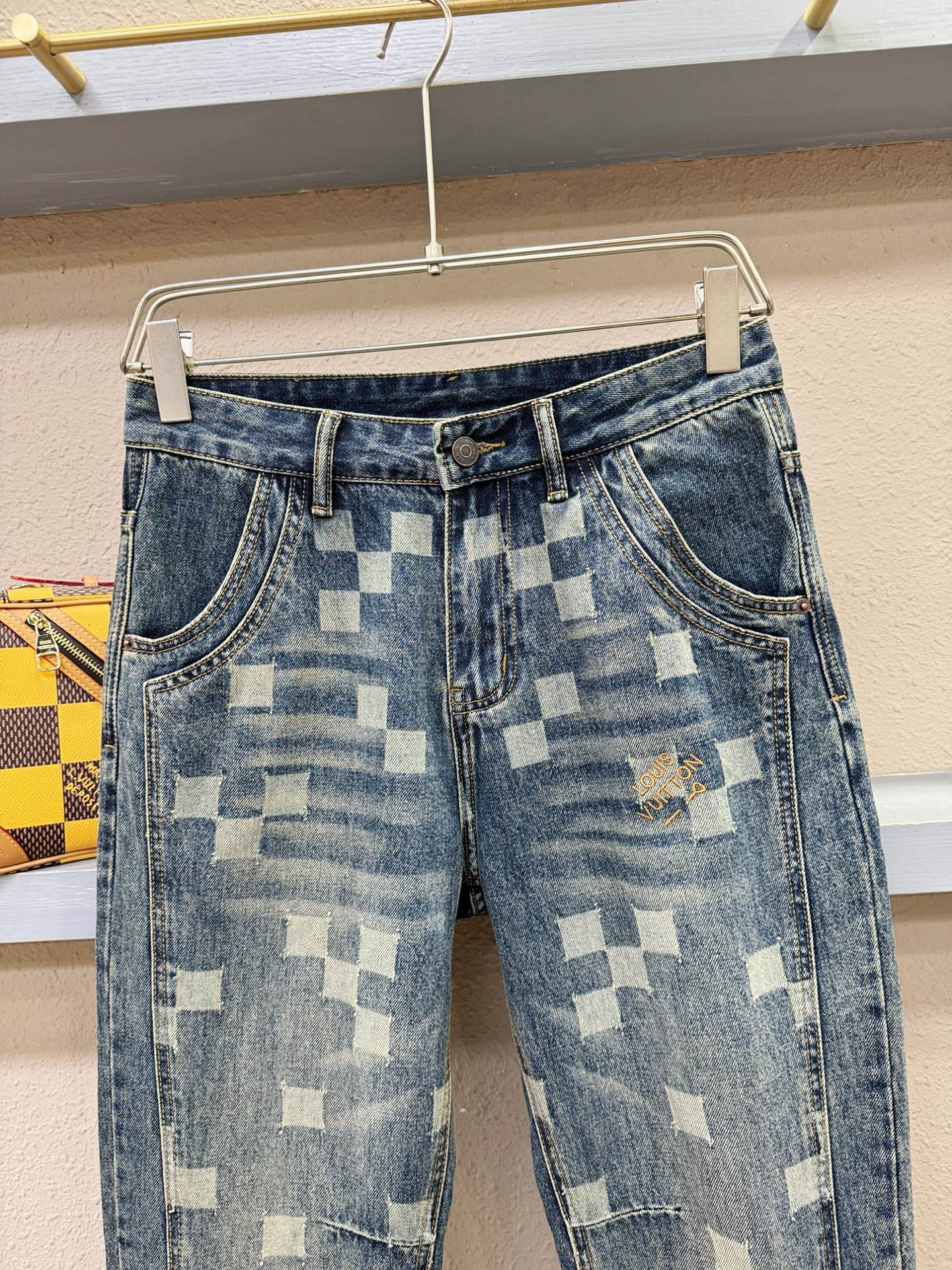 LV路易威登 专柜新品，原版牛仔裤 原版重工打造，品牌经典LOGO设计，三标齐全！原版五金辅料。专柜定制