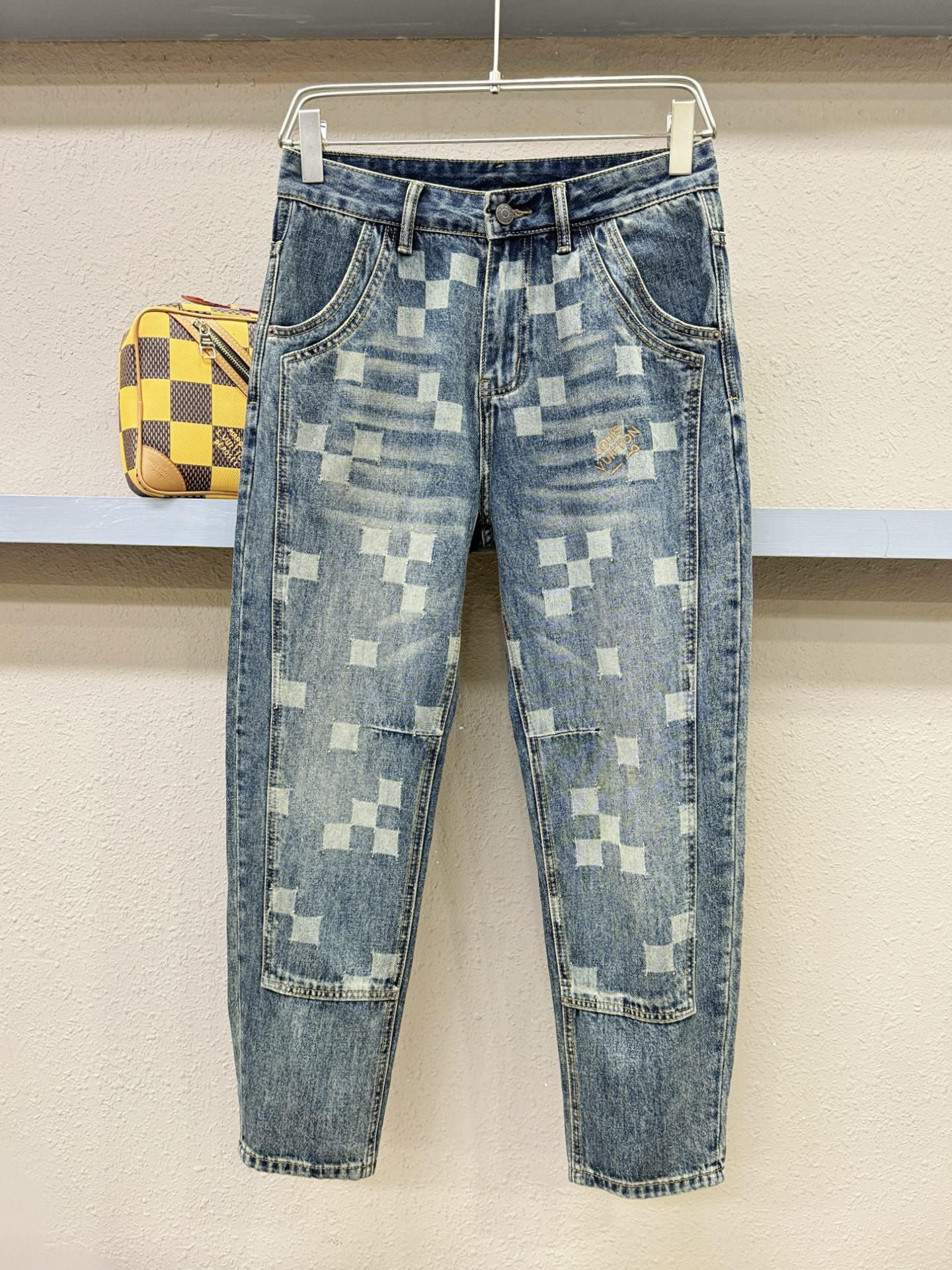 LV路易威登 专柜新品，原版牛仔裤 原版重工打造，品牌经典LOGO设计，三标齐全！原版五金辅料。专柜定制