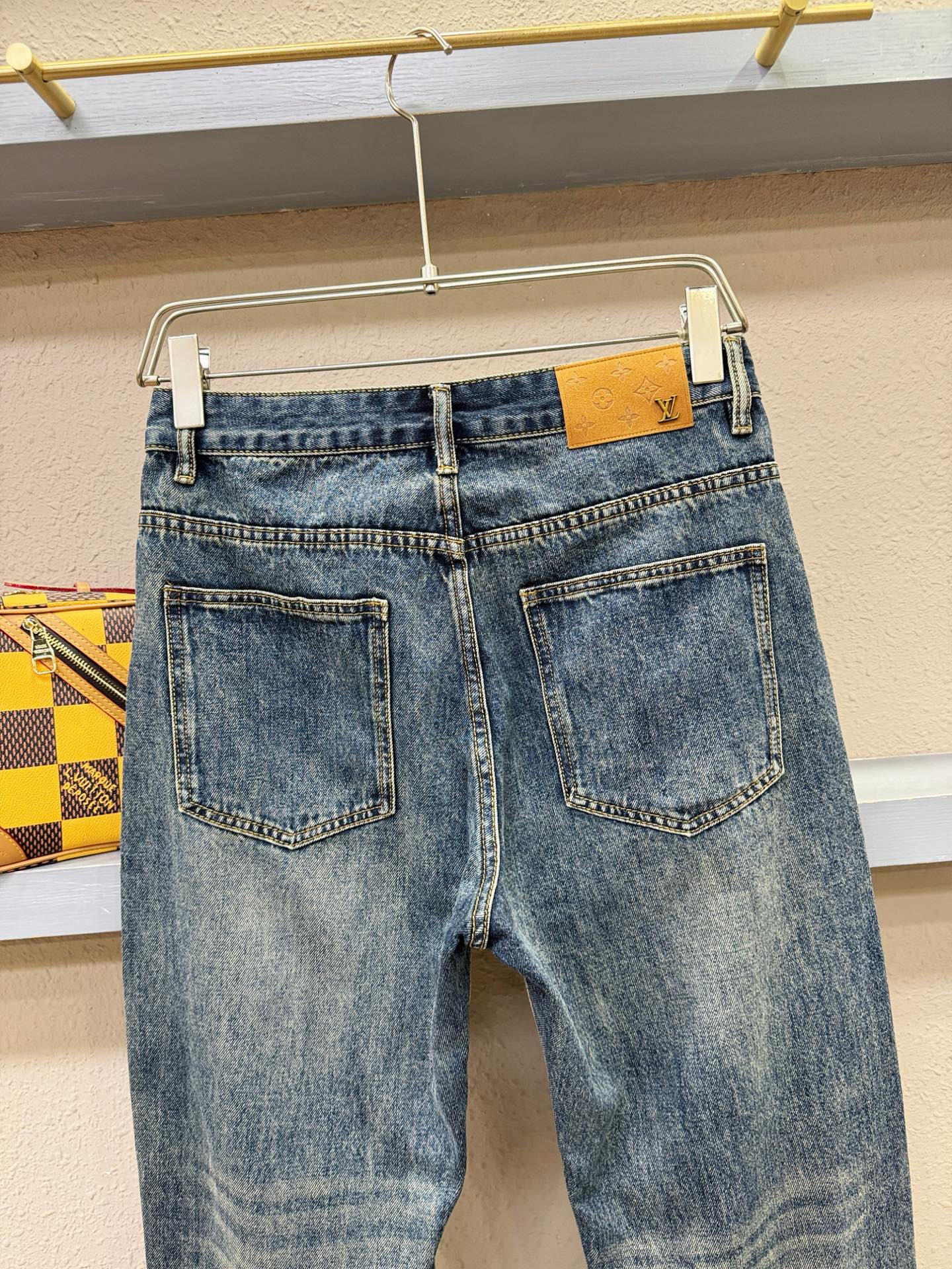 LV路易威登 专柜新品，原版牛仔裤 原版重工打造，品牌经典LOGO设计，三标齐全！原版五金辅料。专柜定制