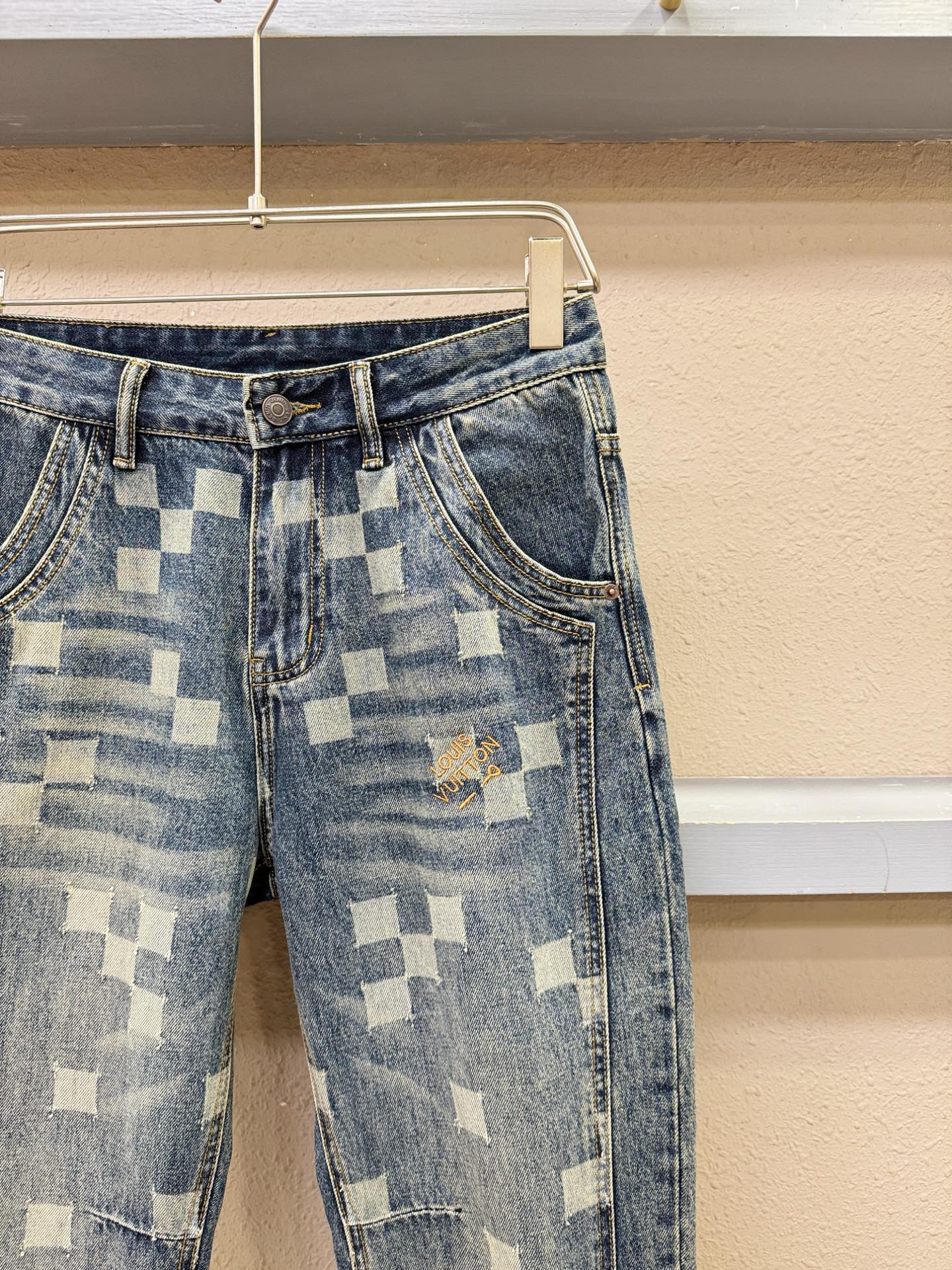 LV路易威登 专柜新品，原版牛仔裤 原版重工打造，品牌经典LOGO设计，三标齐全！原版五金辅料。专柜定制