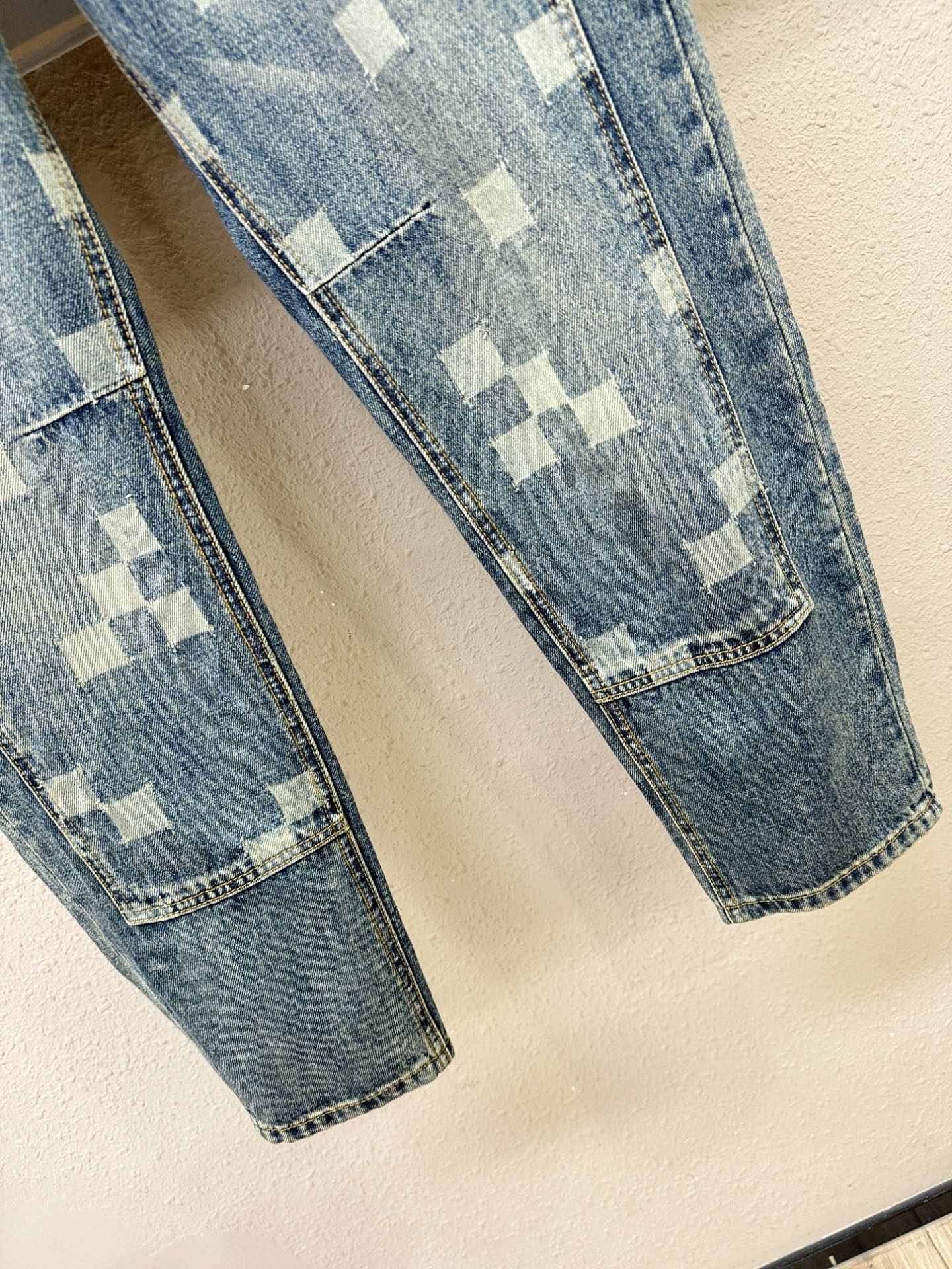 LV路易威登 专柜新品，原版牛仔裤 原版重工打造，品牌经典LOGO设计，三标齐全！原版五金辅料。专柜定制