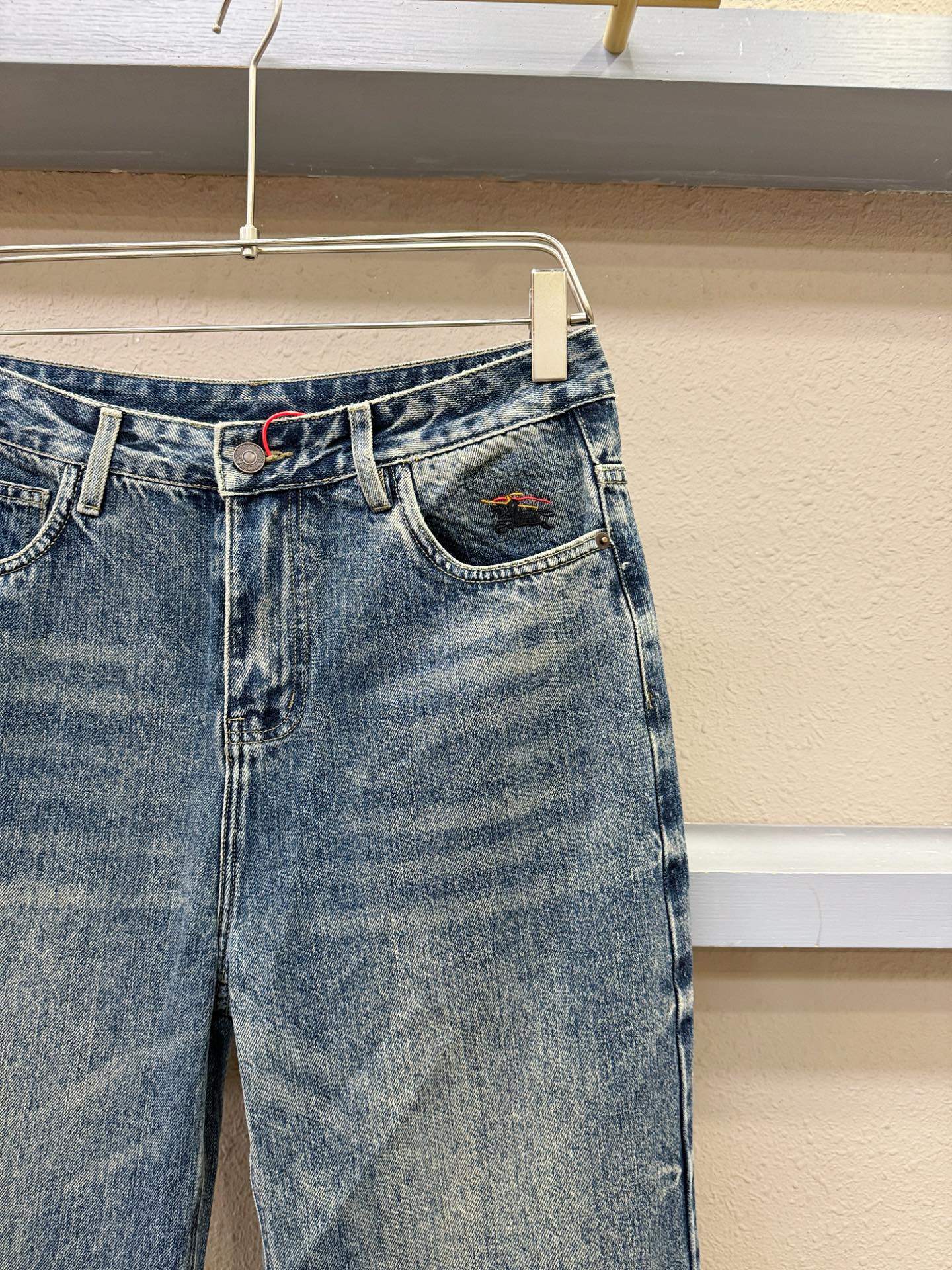 BURBERRY巴宝莉 专柜新品，原版牛仔裤 原版重工打造，品牌经典LOGO设计，三标齐全！原版五金辅料