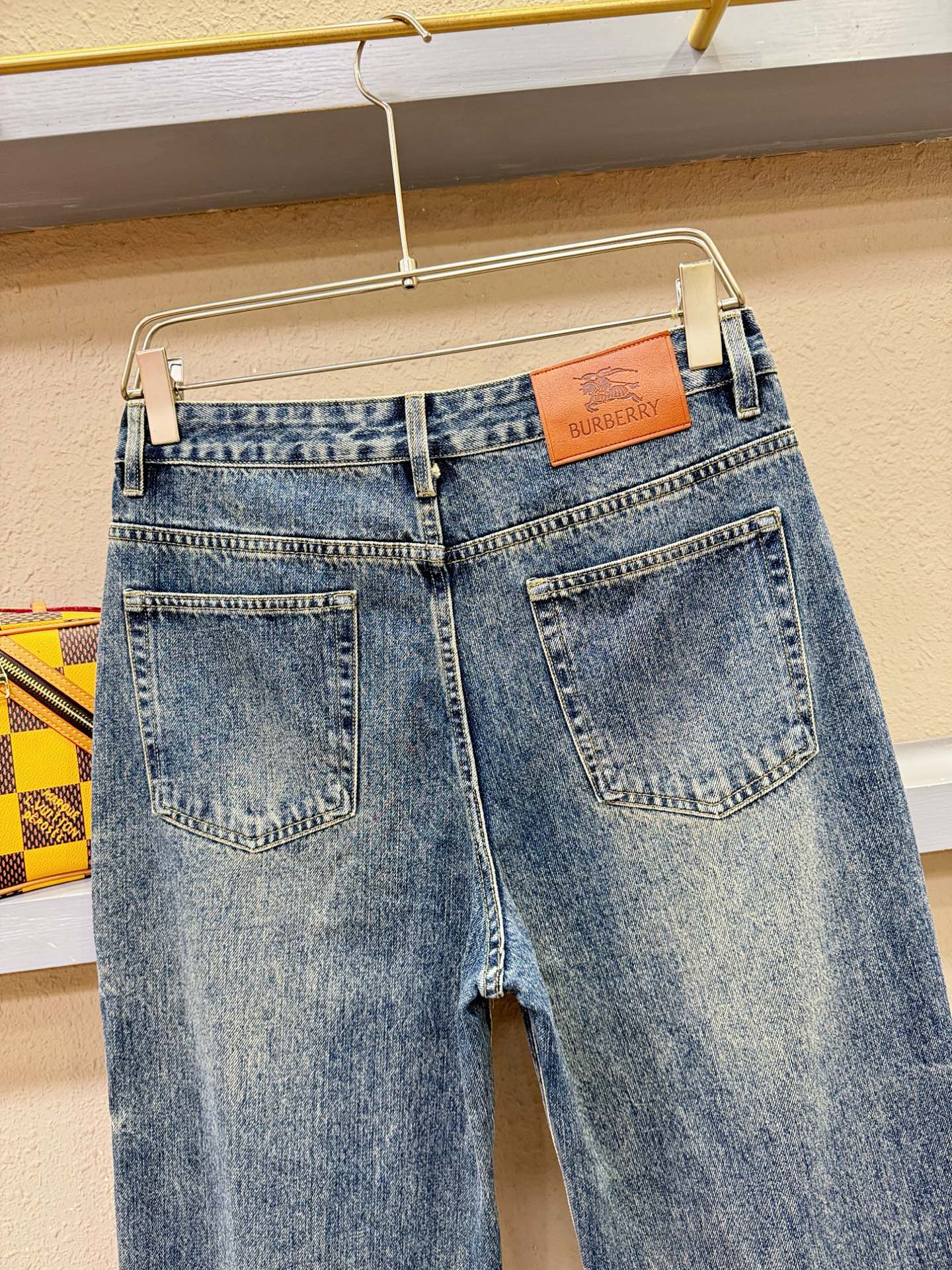 BURBERRY巴宝莉 专柜新品，原版牛仔裤 原版重工打造，品牌经典LOGO设计，三标齐全！原版五金辅料