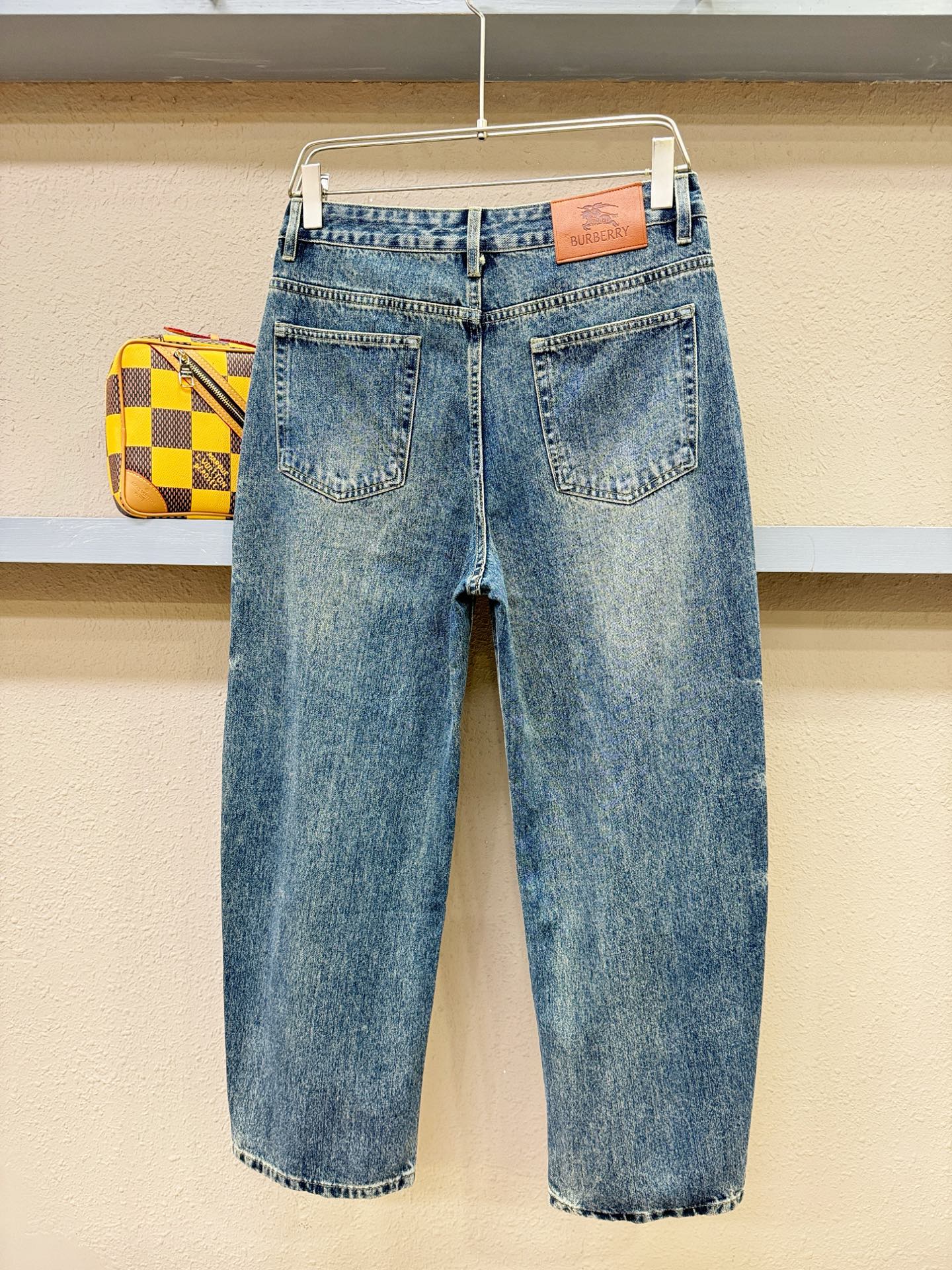 BURBERRY巴宝莉 专柜新品，原版牛仔裤 原版重工打造，品牌经典LOGO设计，三标齐全！原版五金辅料