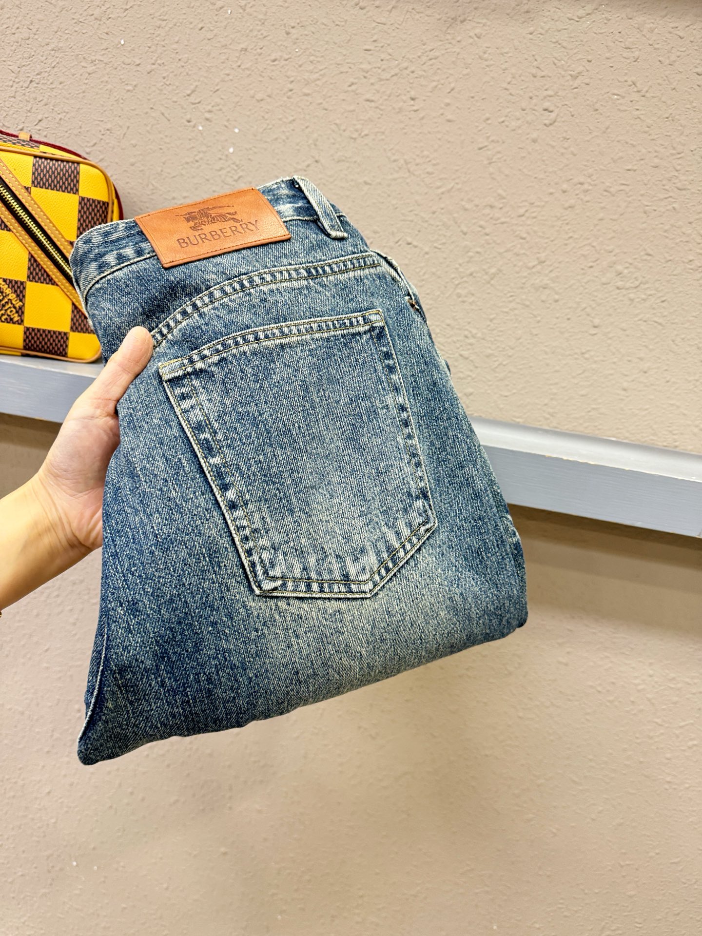 BURBERRY巴宝莉 专柜新品，原版牛仔裤 原版重工打造，品牌经典LOGO设计，三标齐全！原版五金辅料
