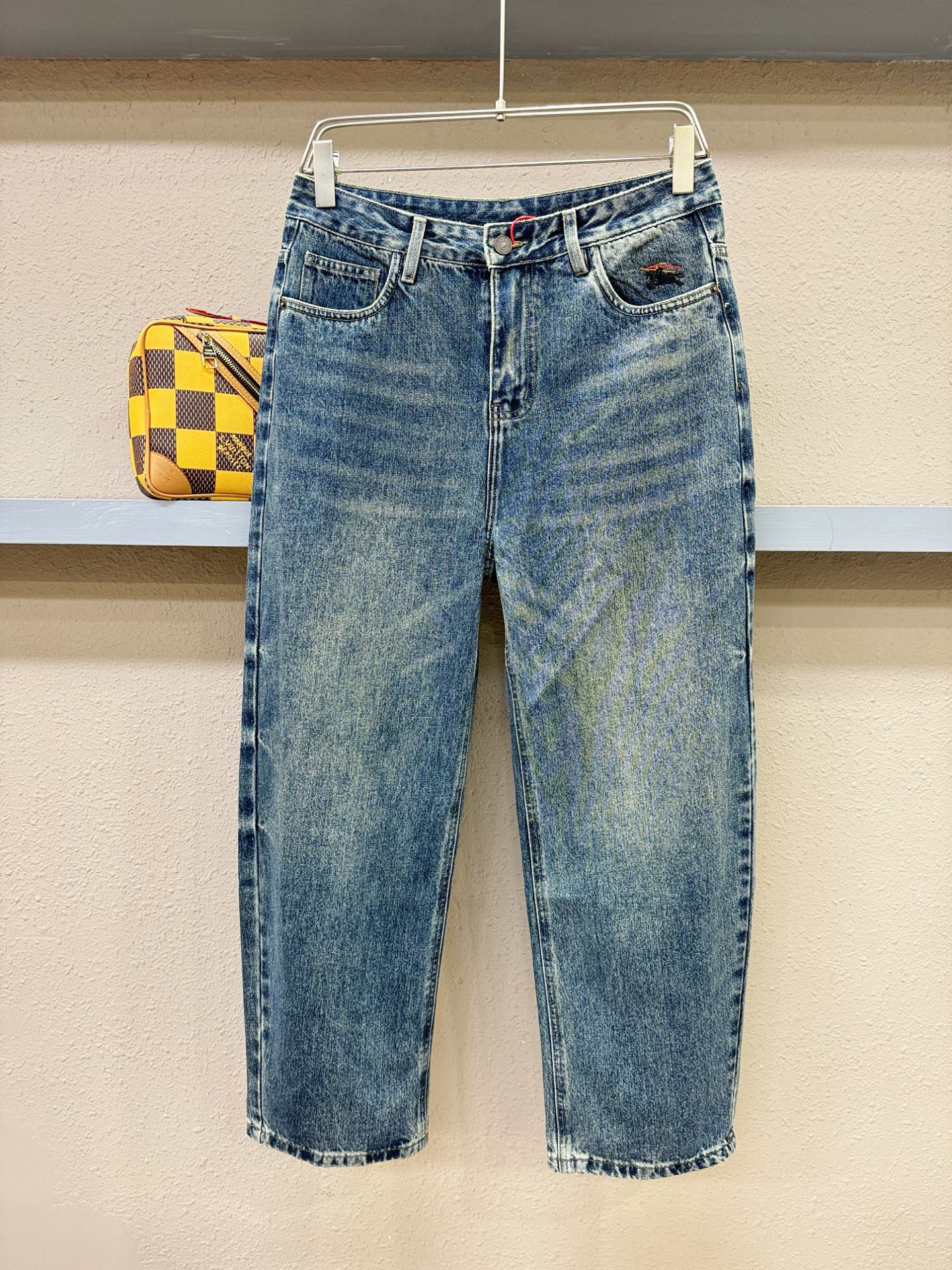 BURBERRY巴宝莉 专柜新品，原版牛仔裤 原版重工打造，品牌经典LOGO设计，三标齐全！原版五金辅料