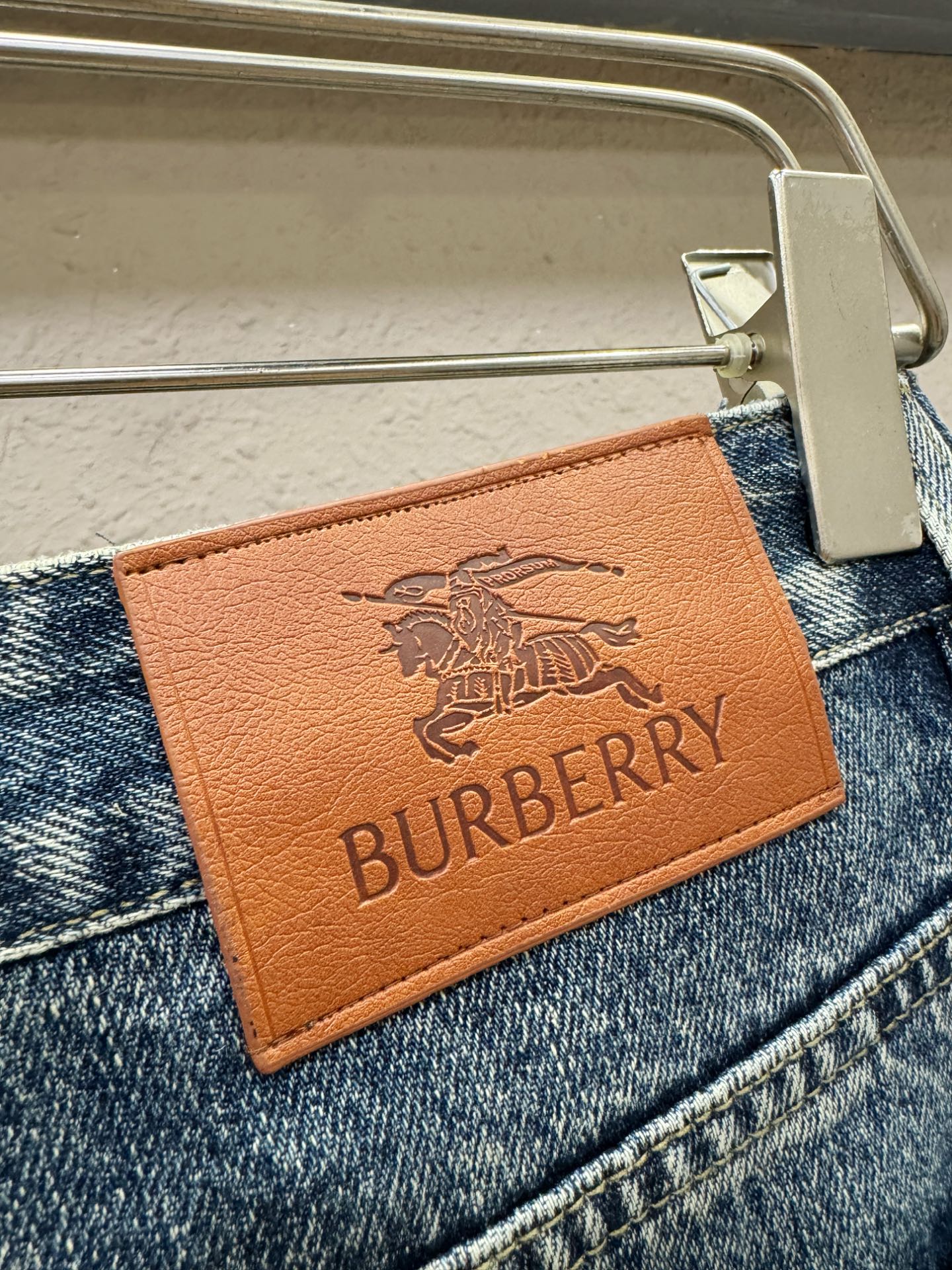 BURBERRY巴宝莉 专柜新品，原版牛仔裤 原版重工打造，品牌经典LOGO设计，三标齐全！原版五金辅料