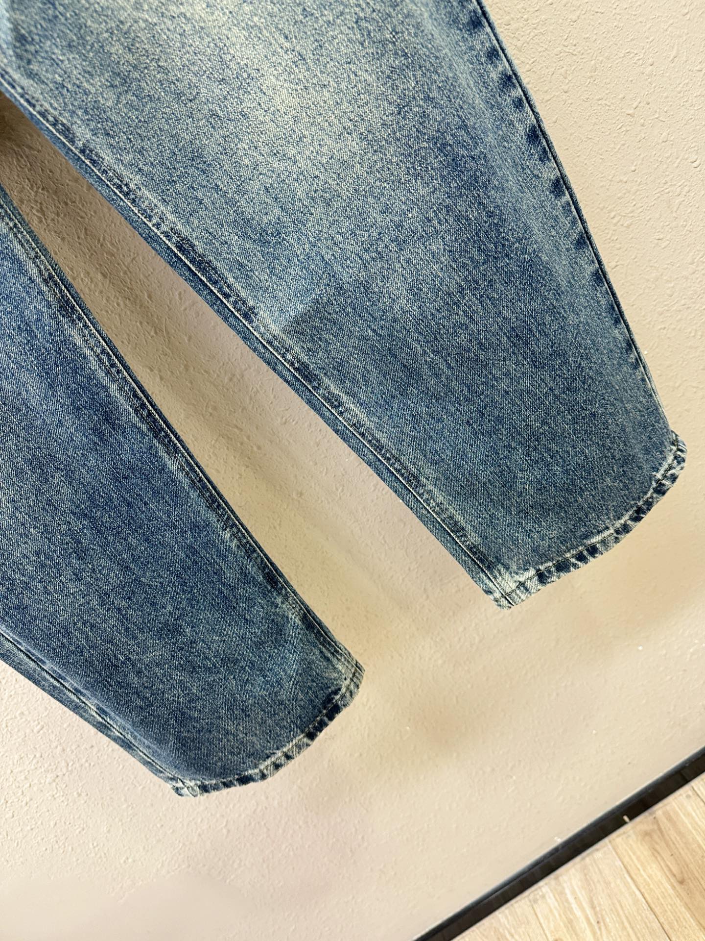 BURBERRY巴宝莉 专柜新品，原版牛仔裤 原版重工打造，品牌经典LOGO设计，三标齐全！原版五金辅料