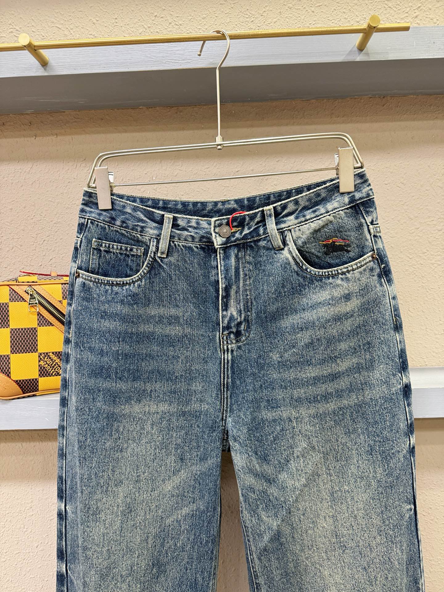 BURBERRY巴宝莉 专柜新品，原版牛仔裤 原版重工打造，品牌经典LOGO设计，三标齐全！原版五金辅料