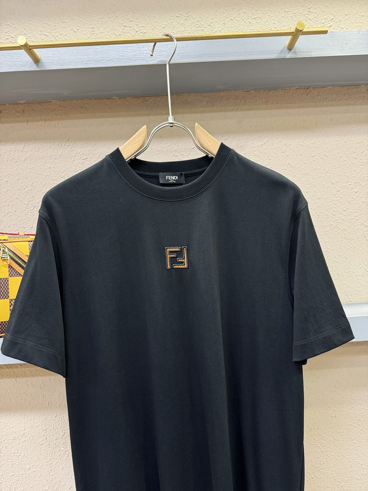FENDI芬迪 2026新款短袖T恤！走秀图案时尚休闲短袖T恤衫！设计logo设计！极具设计精选客供面料