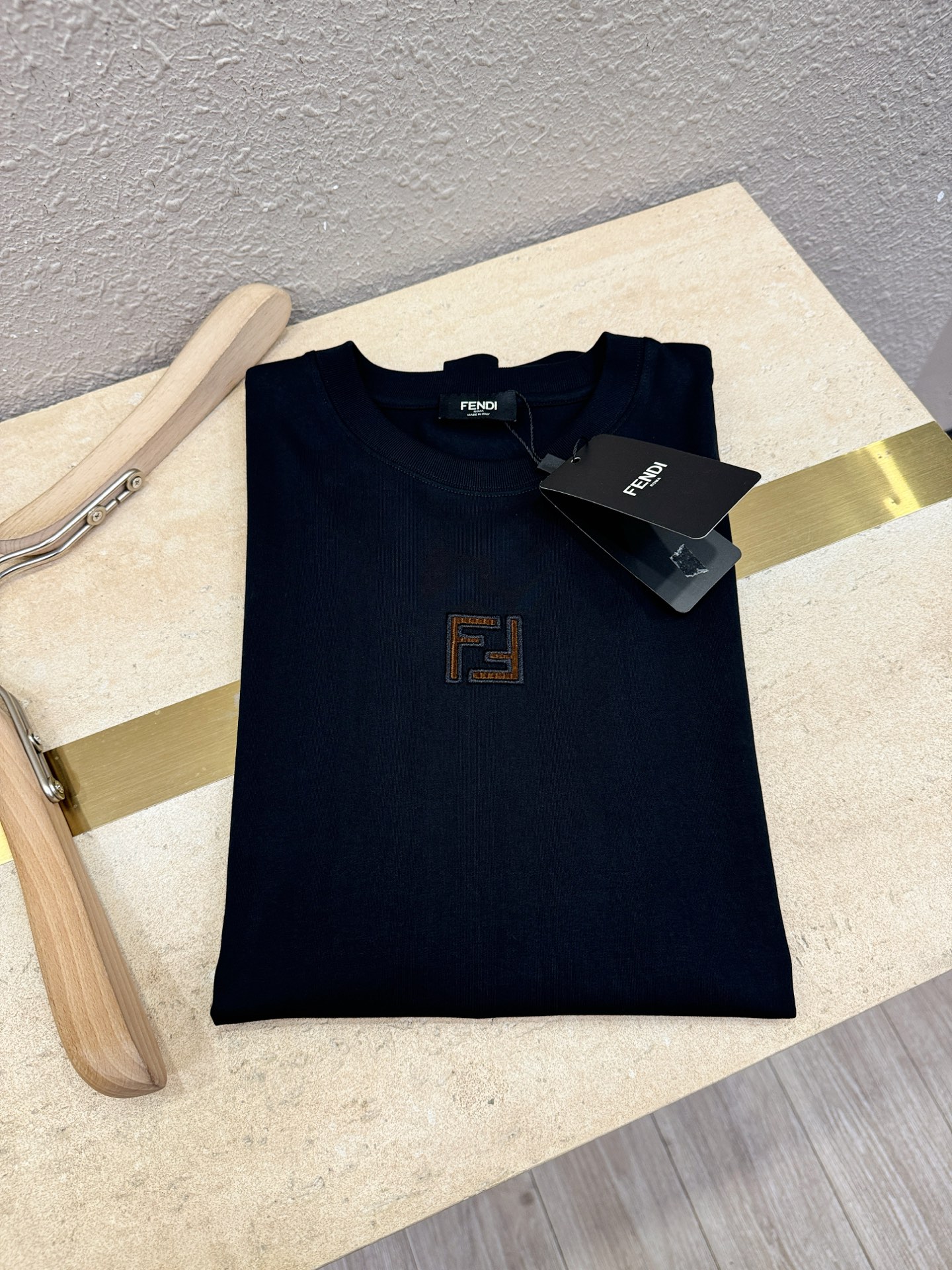 FENDI芬迪 2026新款短袖T恤！走秀图案时尚休闲短袖T恤衫！设计logo设计！极具设计精选客供面料