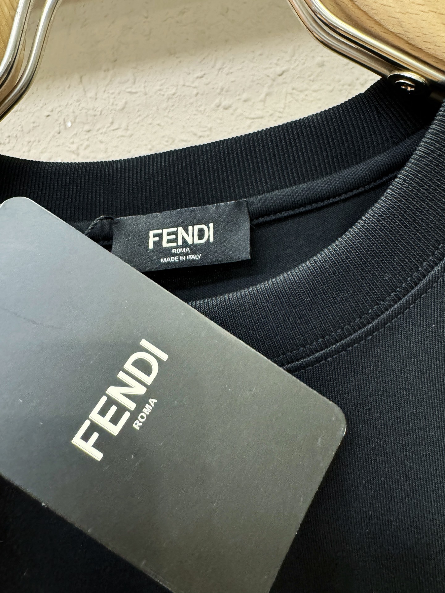 FENDI芬迪 2026新款短袖T恤！走秀图案时尚休闲短袖T恤衫！设计logo设计！极具设计精选客供面料