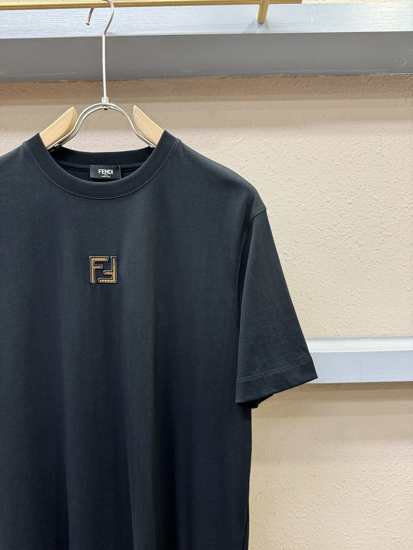 FENDI芬迪 2026新款短袖T恤！走秀图案时尚休闲短袖T恤衫！设计logo设计！极具设计精选客供面料