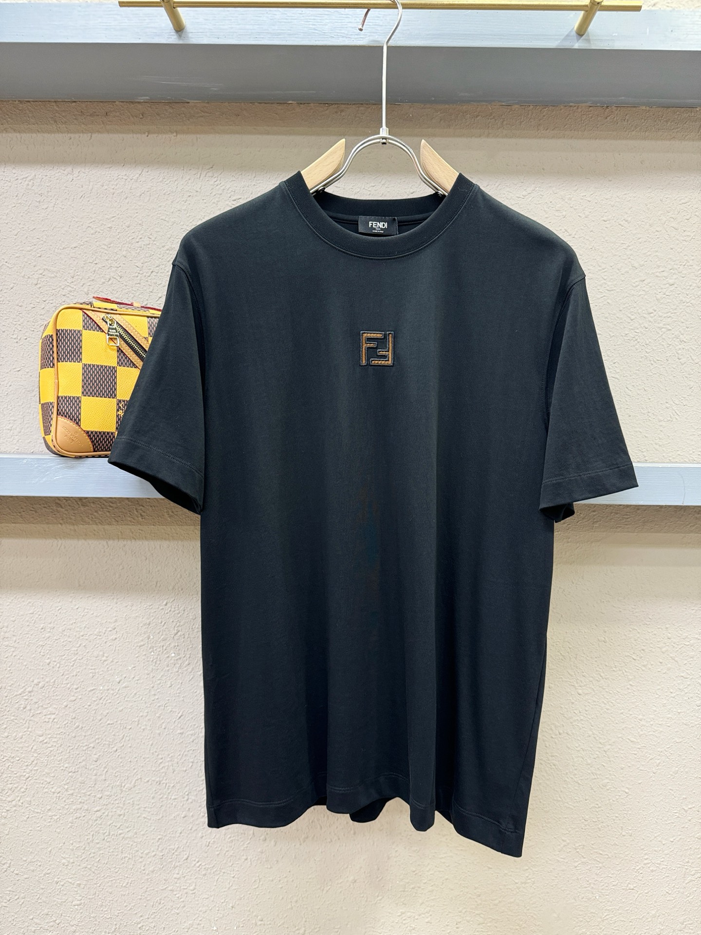 FENDI芬迪 2026新款短袖T恤！走秀图案时尚休闲短袖T恤衫！设计logo设计！极具设计精选客供面料