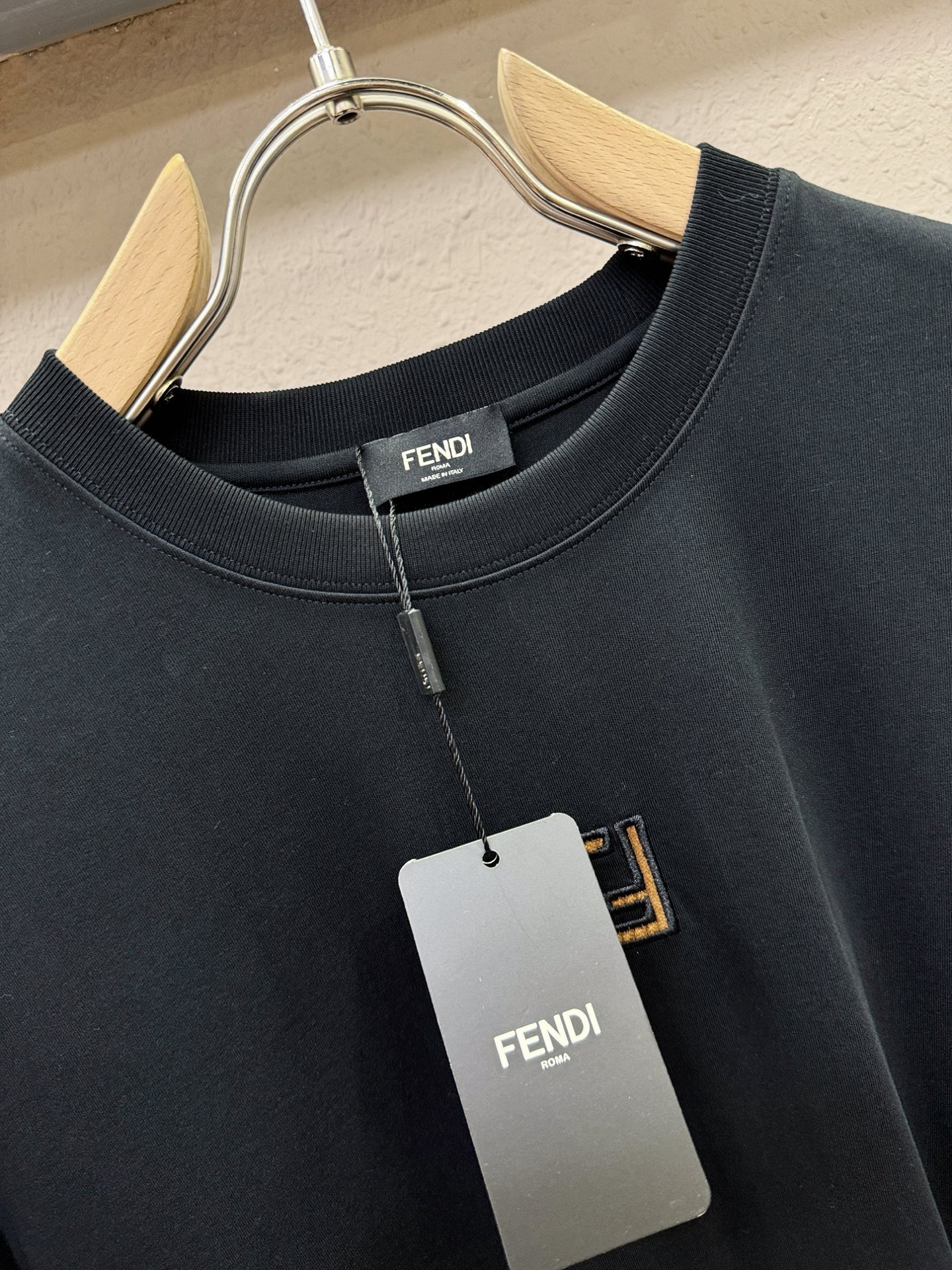 FENDI芬迪 2026新款短袖T恤！走秀图案时尚休闲短袖T恤衫！设计logo设计！极具设计精选客供面料
