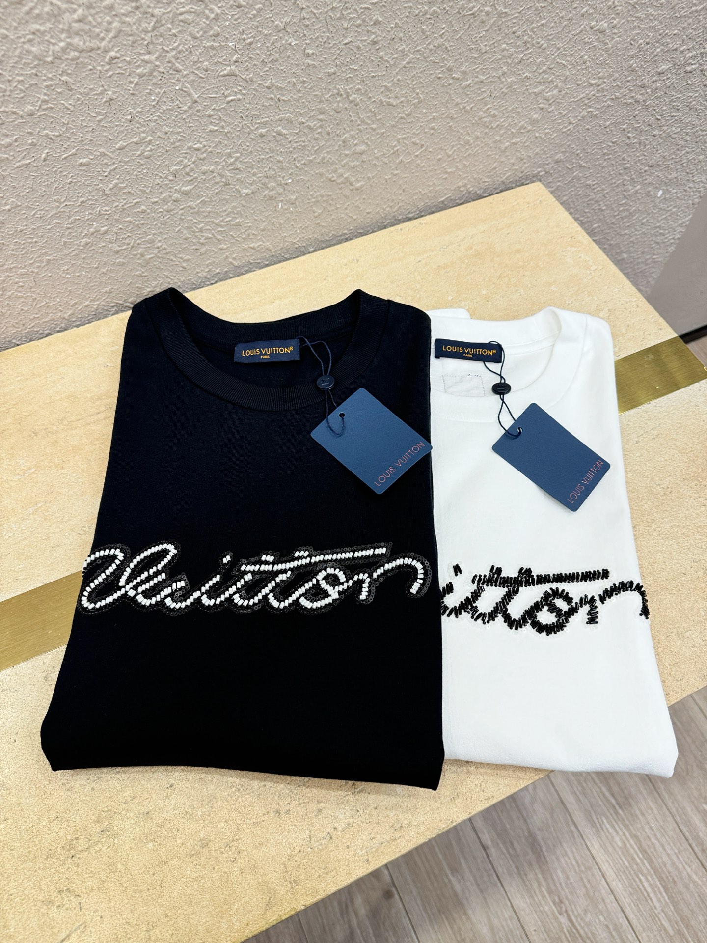 LV路易威登 2026新款短袖T恤！走秀图案时尚休闲短袖T恤衫！设计logo设计！极具设计精选客供面料，