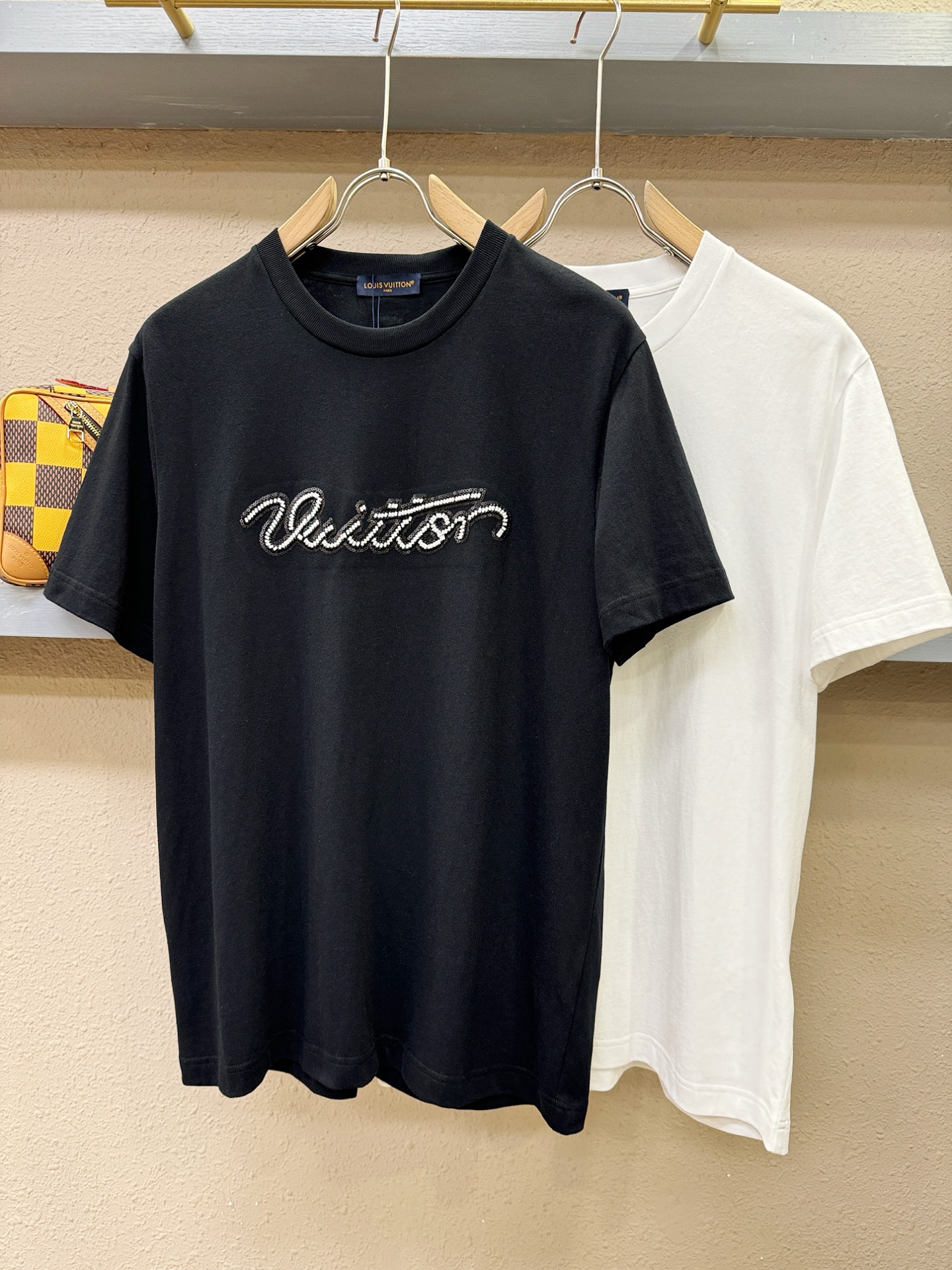 LV路易威登 2026新款短袖T恤！走秀图案时尚休闲短袖T恤衫！设计logo设计！极具设计精选客供面料，