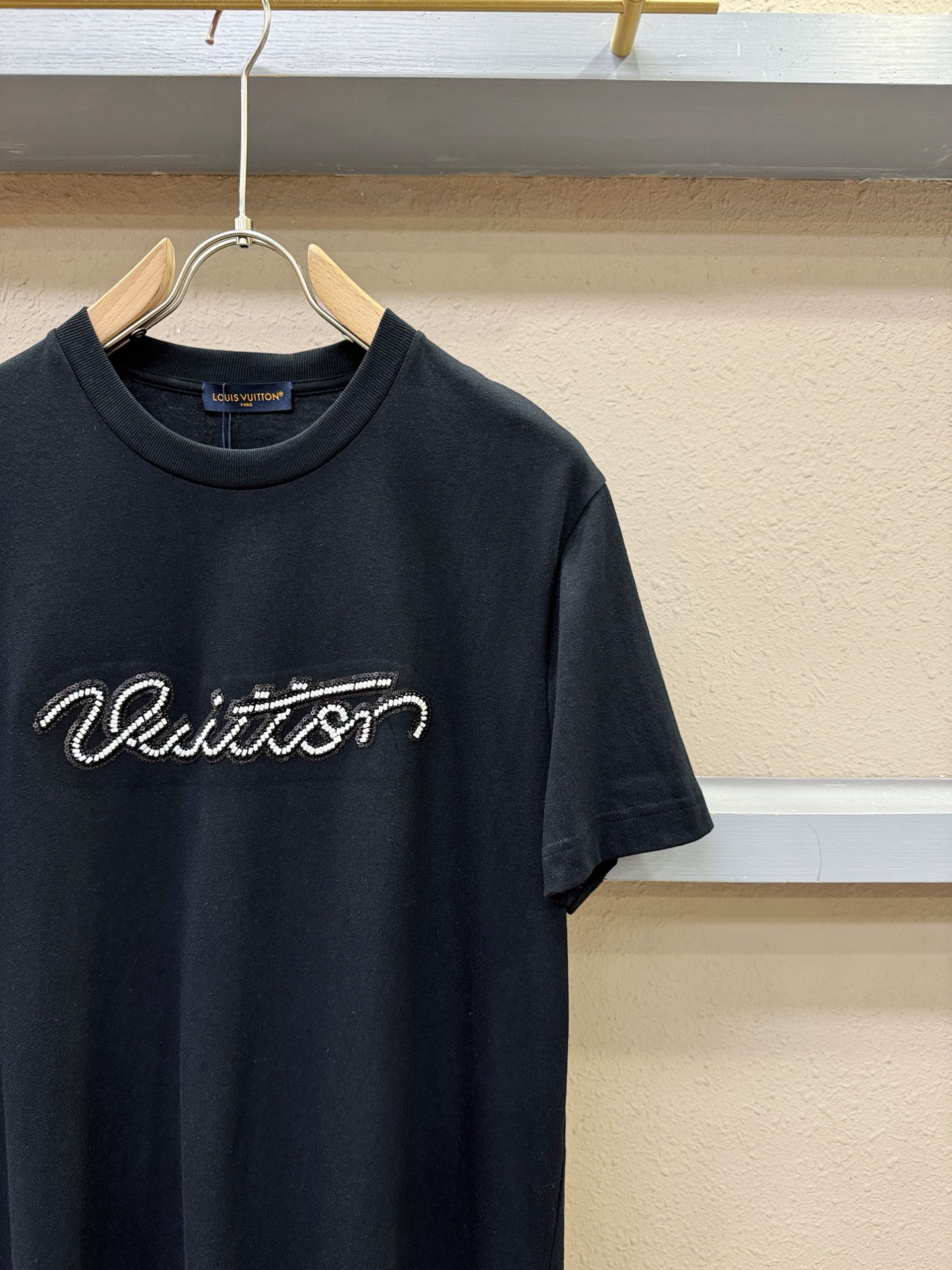 LV路易威登 2026新款短袖T恤！走秀图案时尚休闲短袖T恤衫！设计logo设计！极具设计精选客供面料，