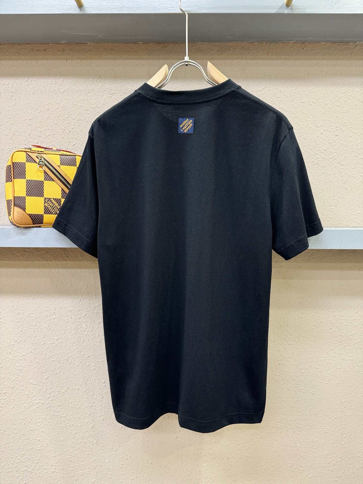 LV路易威登 2026新款短袖T恤！走秀图案时尚休闲短袖T恤衫！设计logo设计！极具设计精选客供面料，