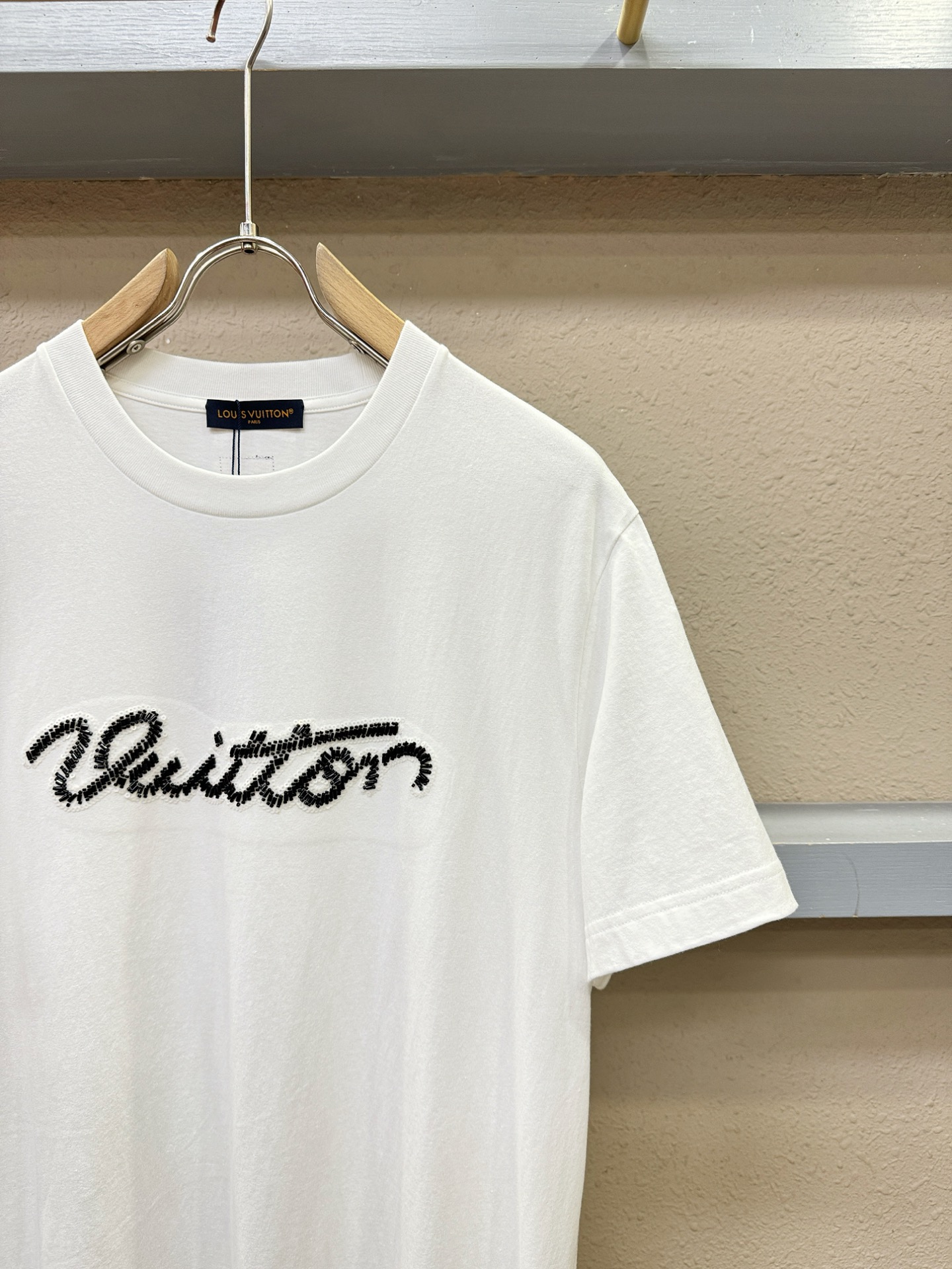 LV路易威登 2026新款短袖T恤！走秀图案时尚休闲短袖T恤衫！设计logo设计！极具设计精选客供面料，