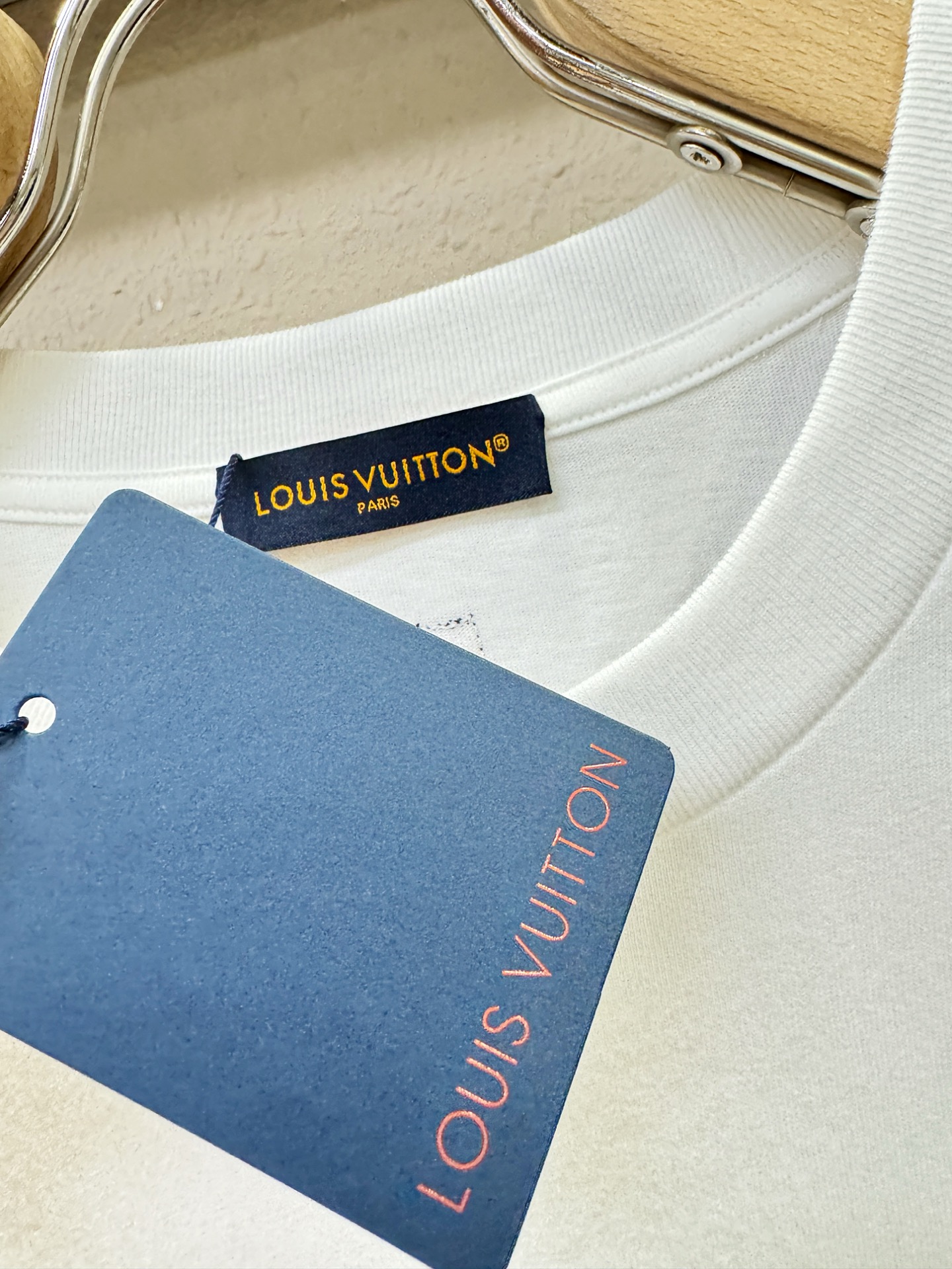 LV路易威登 2026新款短袖T恤！走秀图案时尚休闲短袖T恤衫！设计logo设计！极具设计精选客供面料，