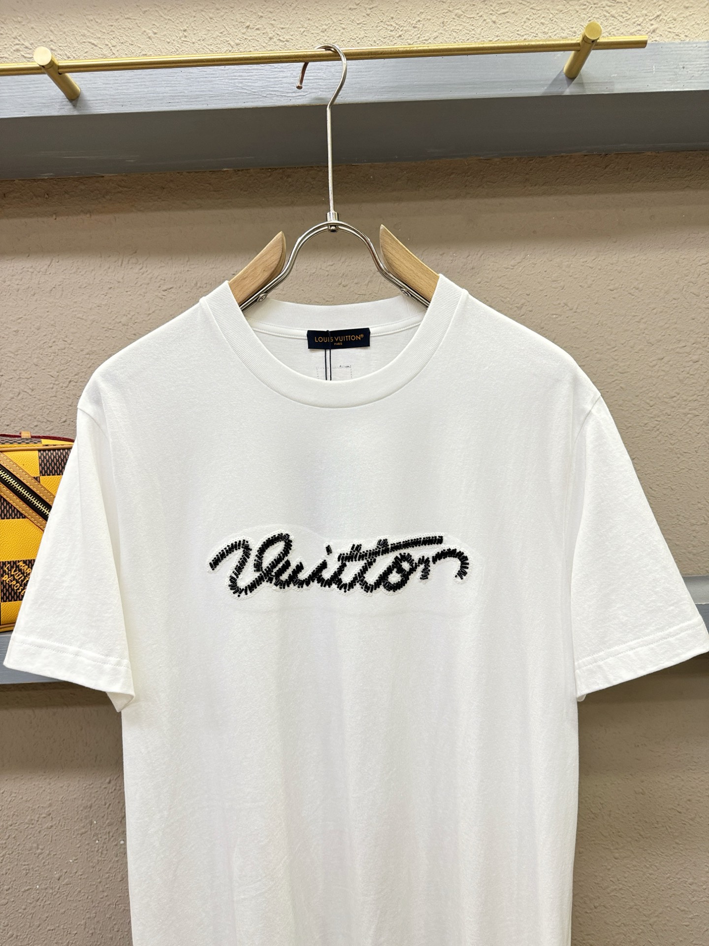 LV路易威登 2026新款短袖T恤！走秀图案时尚休闲短袖T恤衫！设计logo设计！极具设计精选客供面料，