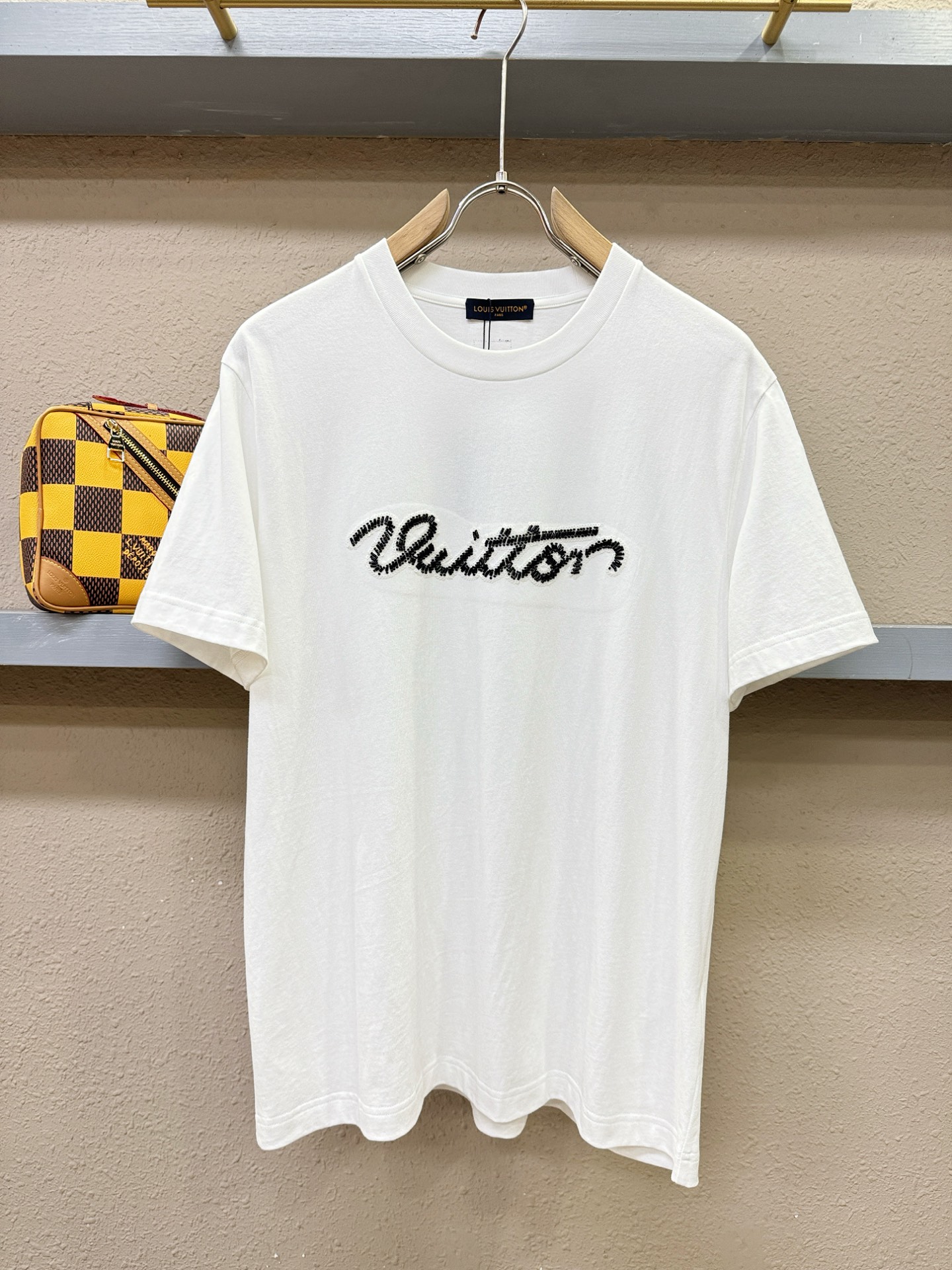 LV路易威登 2026新款短袖T恤！走秀图案时尚休闲短袖T恤衫！设计logo设计！极具设计精选客供面料，