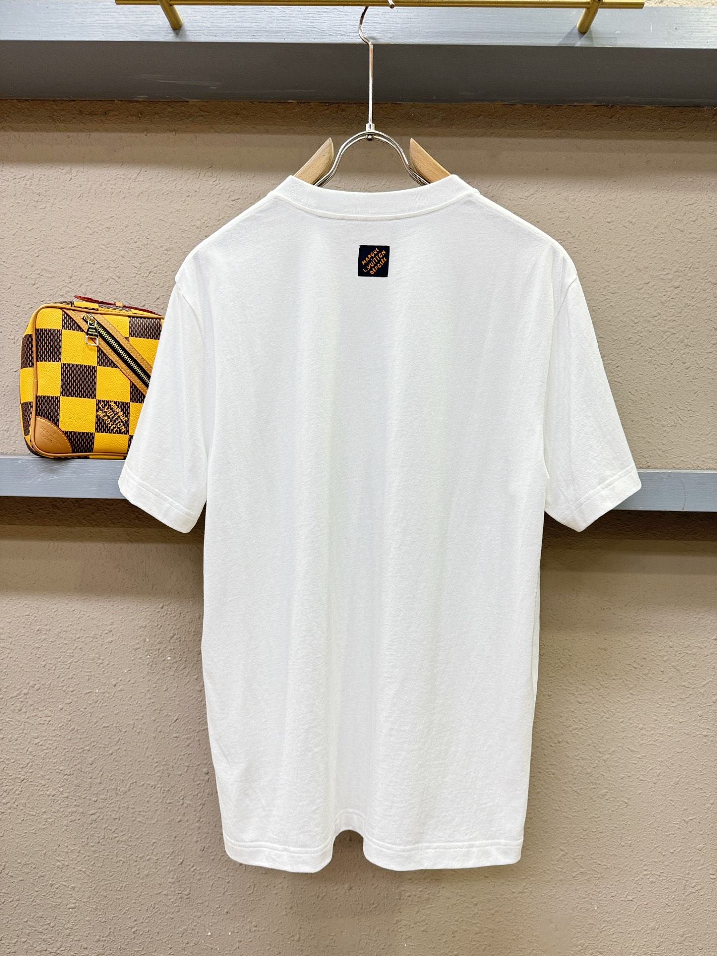 LV路易威登 2026新款短袖T恤！走秀图案时尚休闲短袖T恤衫！设计logo设计！极具设计精选客供面料，