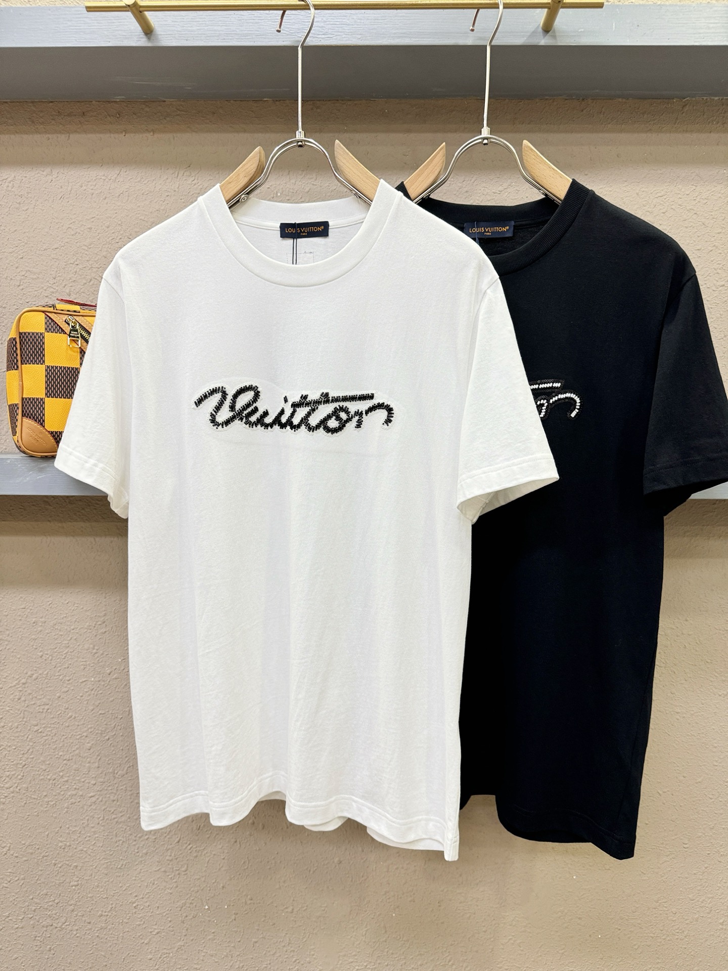 LV路易威登 2026新款短袖T恤！走秀图案时尚休闲短袖T恤衫！设计logo设计！极具设计精选客供面料，