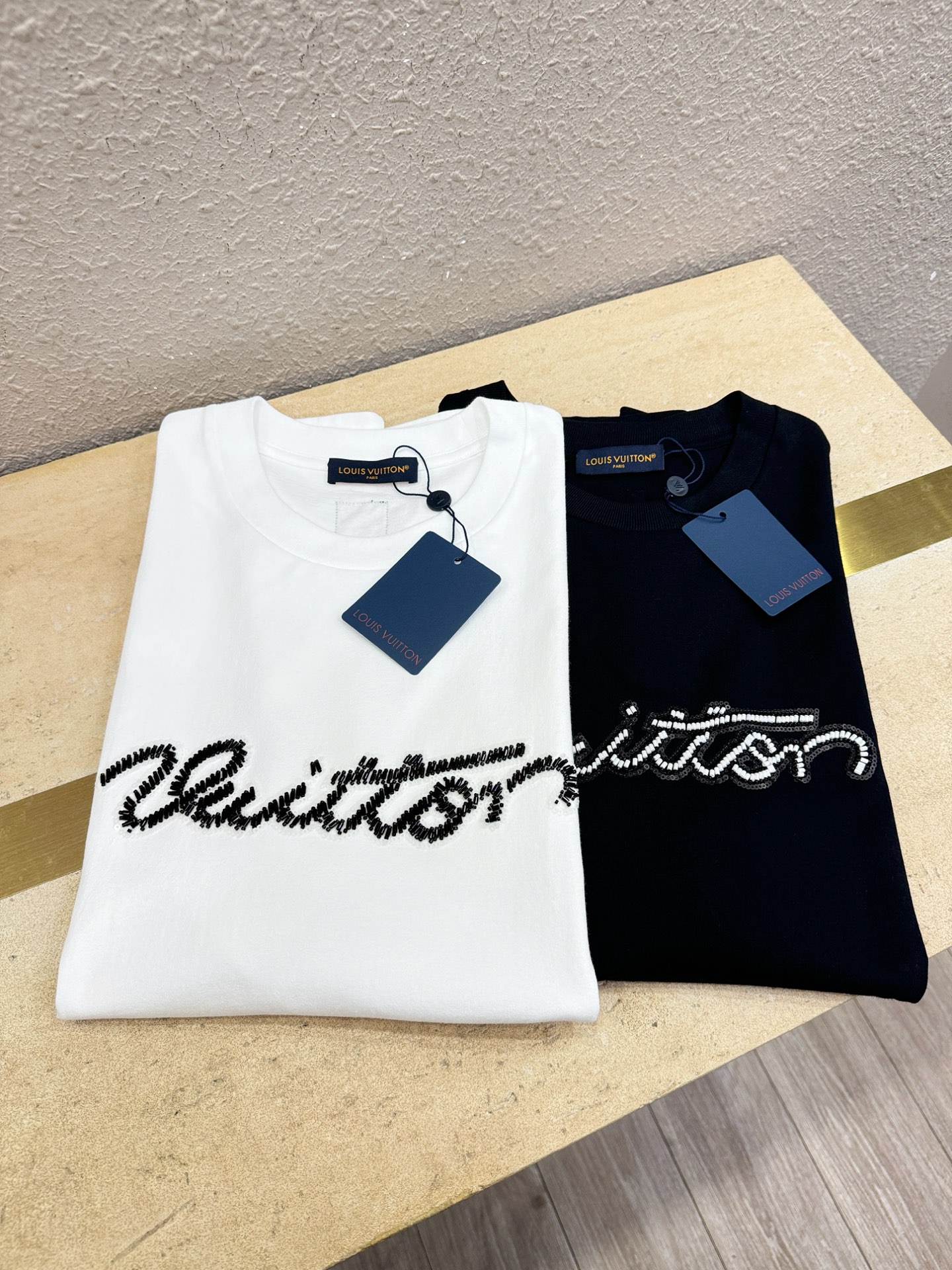 LV路易威登 2026新款短袖T恤！走秀图案时尚休闲短袖T恤衫！设计logo设计！极具设计精选客供面料，