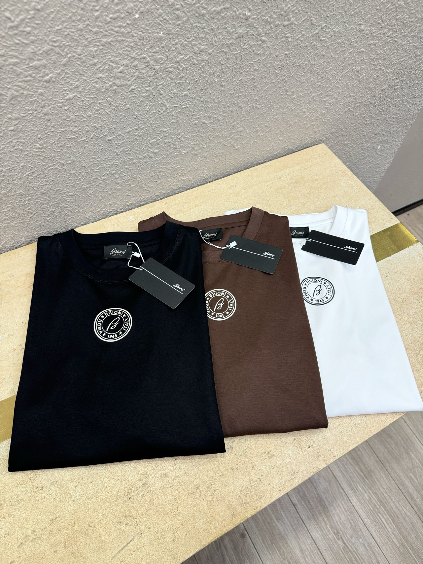 Brioni 布里奥尼 顶级品质 2026新品短袖！原版定制面料，手感柔软。顶级进口私货，时尚设计潮流短