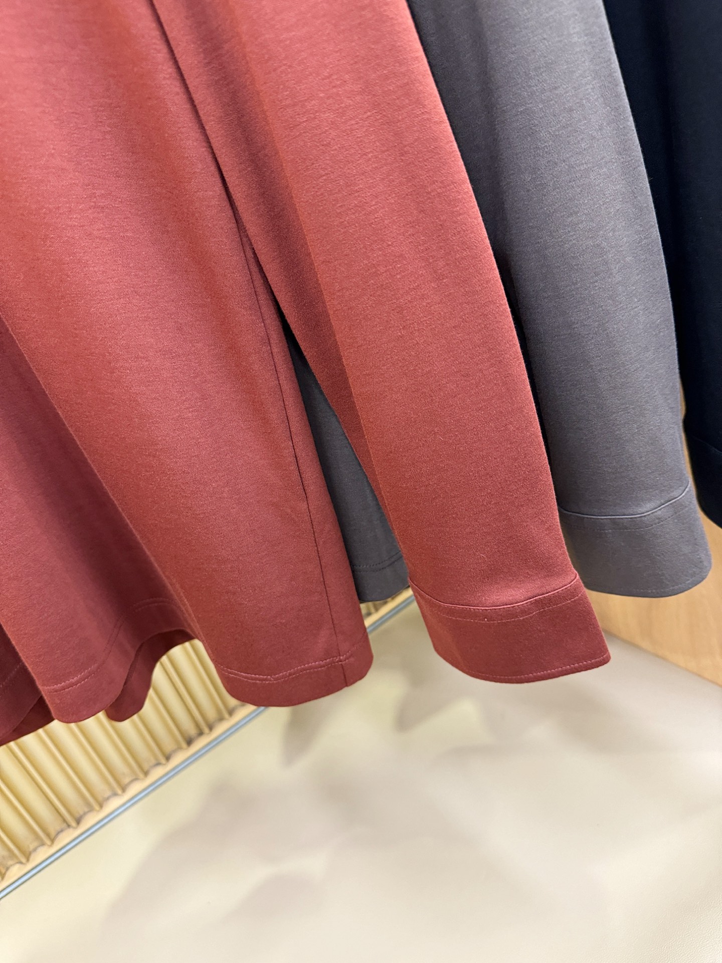 Loro Piana诺悠翩雅 新品 长袖翻领，经典Logo设计，百搭款 官网同步发售 定制面料，柔软细腻