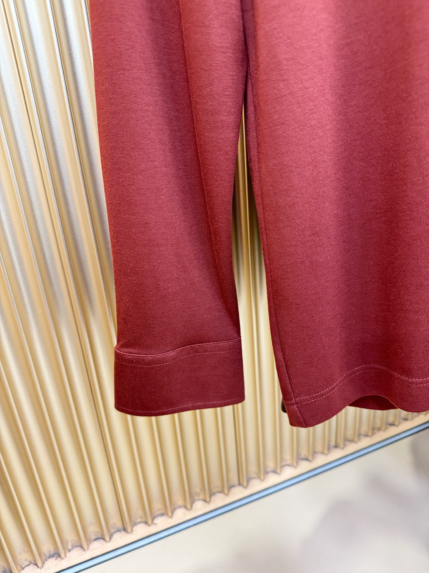 Loro Piana诺悠翩雅 新品 长袖翻领，经典Logo设计，百搭款 官网同步发售 定制面料，柔软细腻