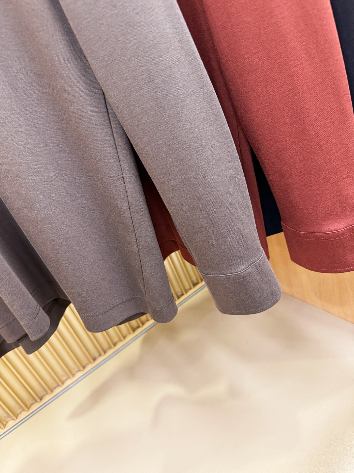 Loro Piana诺悠翩雅 新品 长袖翻领，经典Logo设计，百搭款 官网同步发售 定制面料，柔软细腻