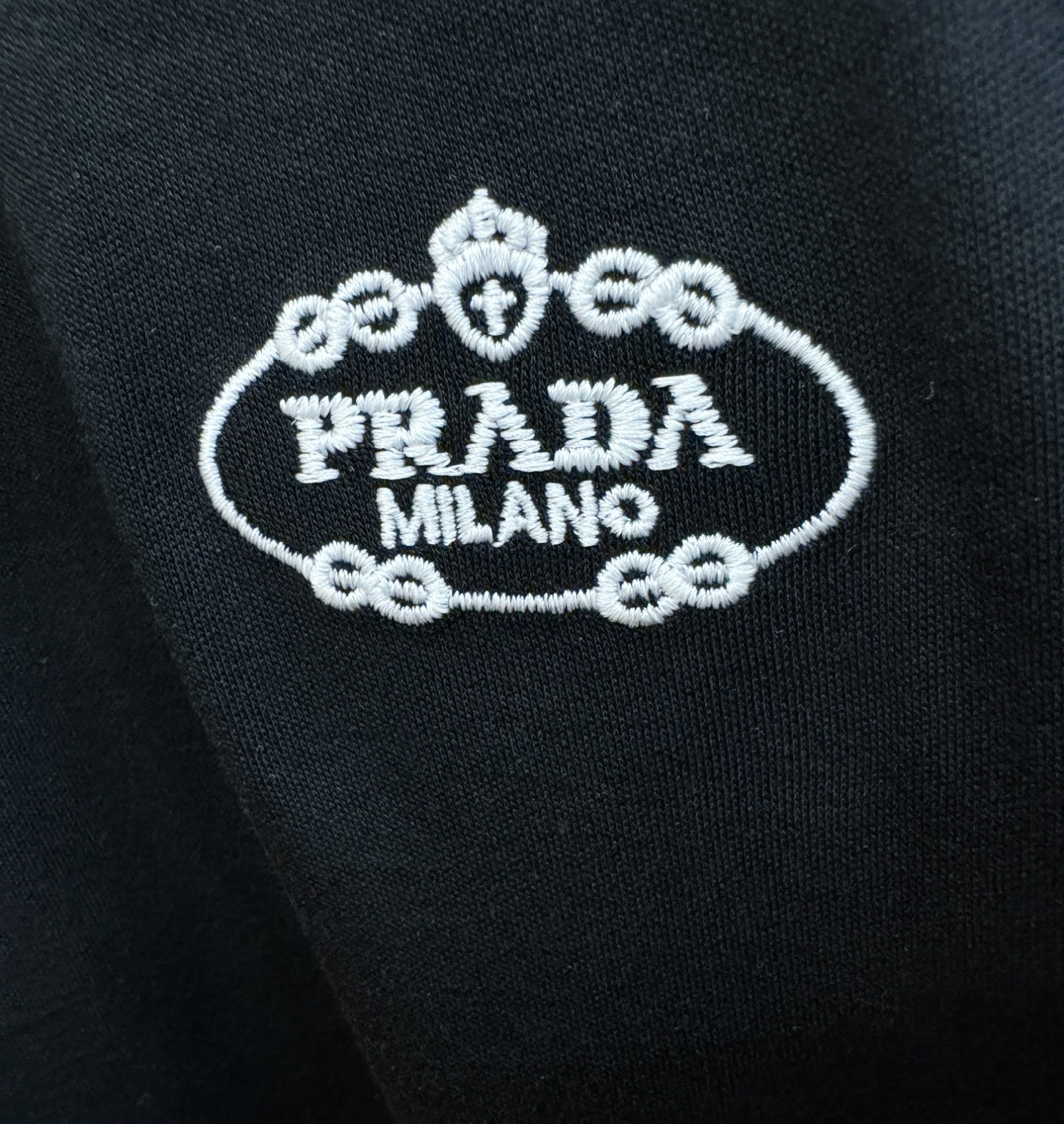 PRADA 普拉达 新品 长袖T恤，经典Logo设计，百搭款 官网同步发售 定制面料，柔软细腻 舒适透气