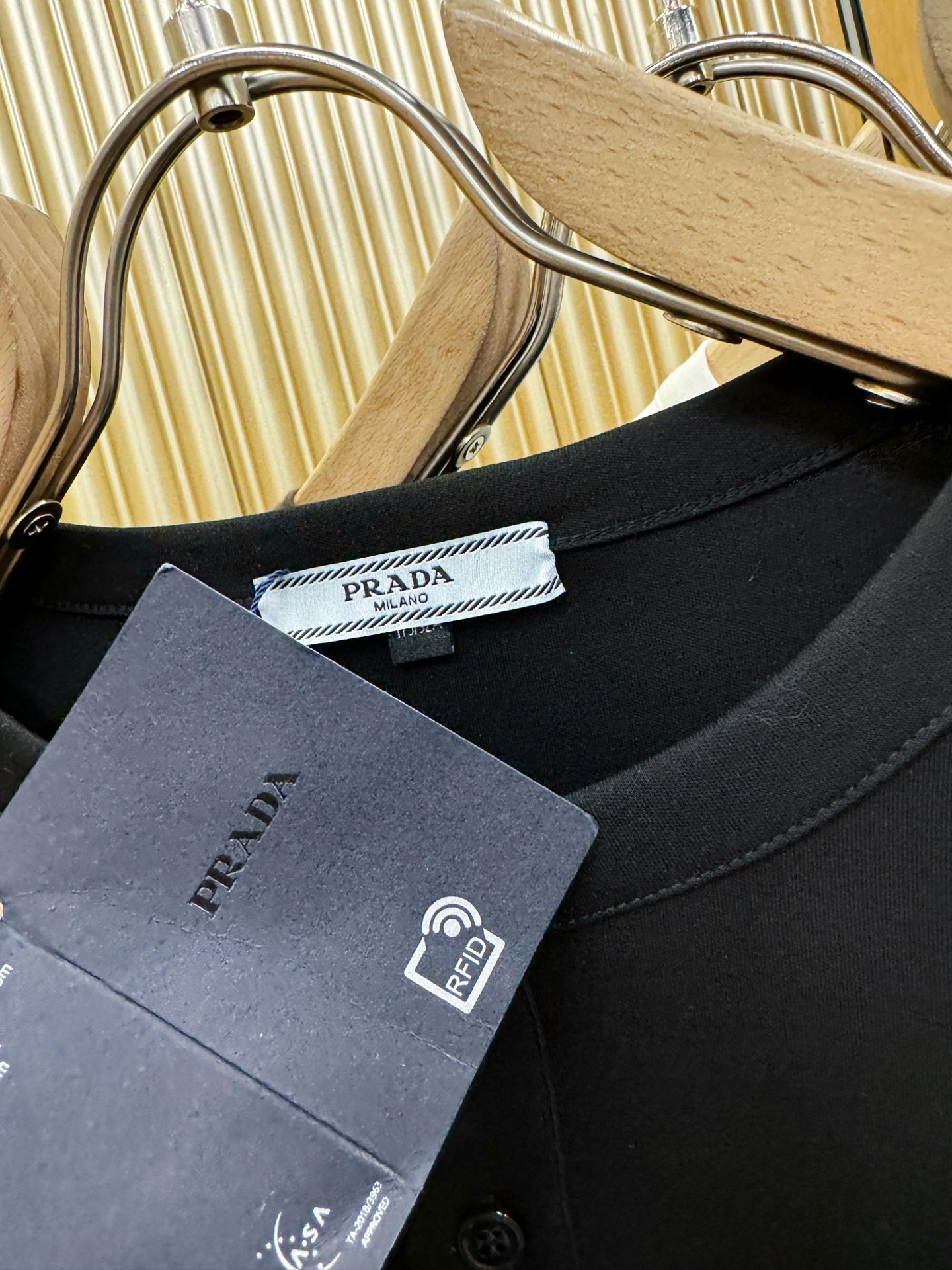 PRADA 普拉达 新品 长袖T恤，经典Logo设计，百搭款 官网同步发售 定制面料，柔软细腻 舒适透气