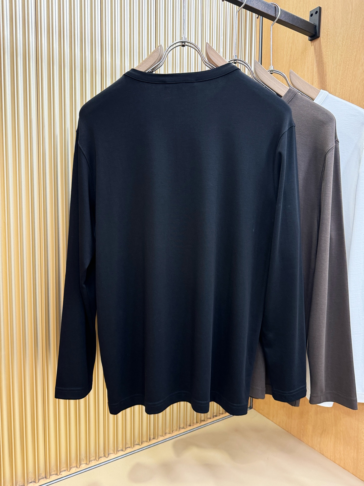 PRADA 普拉达 新品 长袖T恤，经典Logo设计，百搭款 官网同步发售 定制面料，柔软细腻 舒适透气