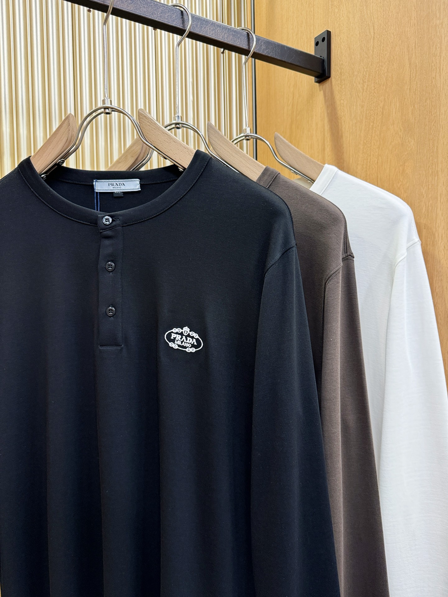 PRADA 普拉达 新品 长袖T恤，经典Logo设计，百搭款 官网同步发售 定制面料，柔软细腻 舒适透气