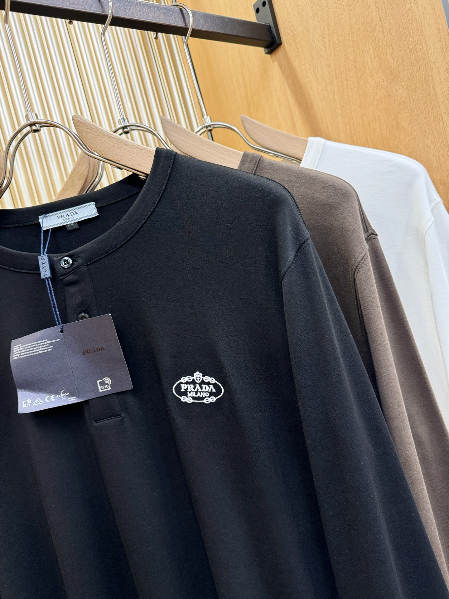 PRADA 普拉达 新品 长袖T恤，经典Logo设计，百搭款 官网同步发售 定制面料，柔软细腻 舒适透气