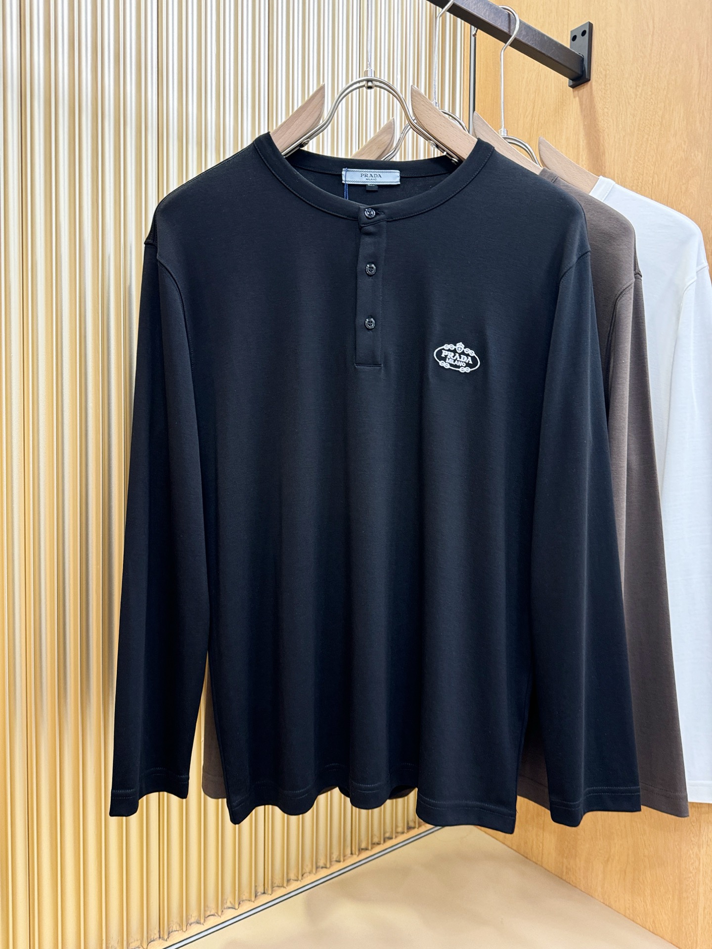 PRADA 普拉达 新品 长袖T恤，经典Logo设计，百搭款 官网同步发售 定制面料，柔软细腻 舒适透气