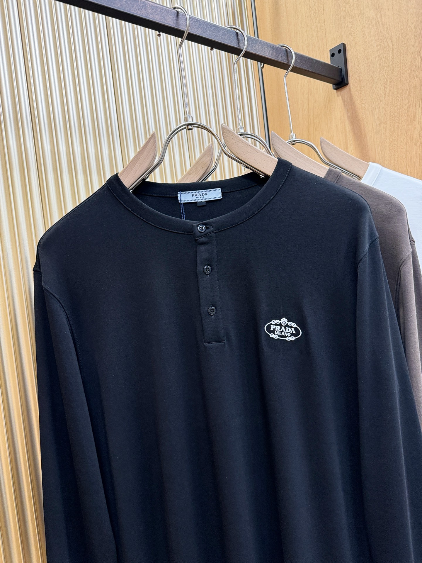 PRADA 普拉达 新品 长袖T恤，经典Logo设计，百搭款 官网同步发售 定制面料，柔软细腻 舒适透气