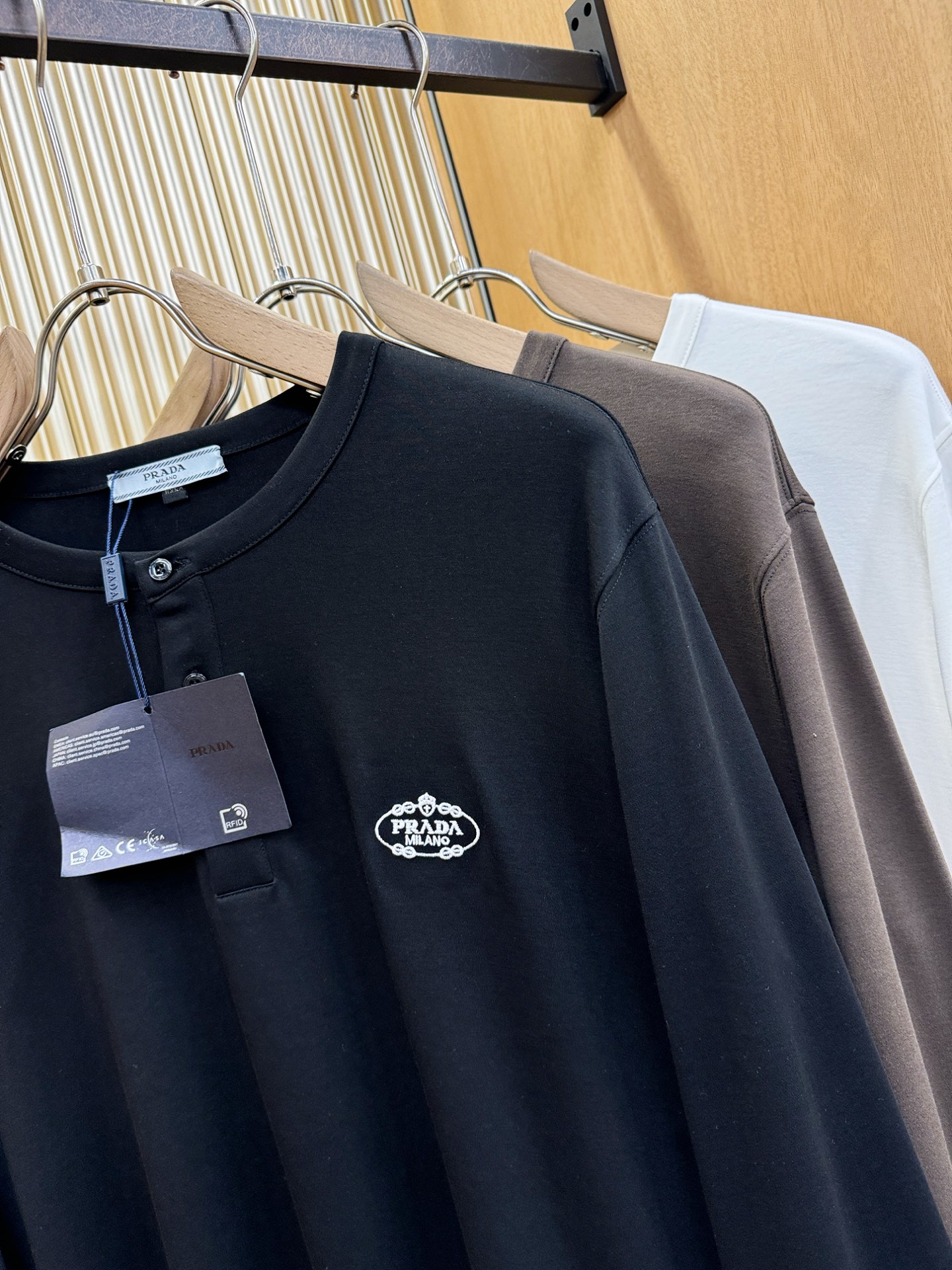 PRADA 普拉达 新品 长袖T恤，经典Logo设计，百搭款 官网同步发售 定制面料，柔软细腻 舒适透气