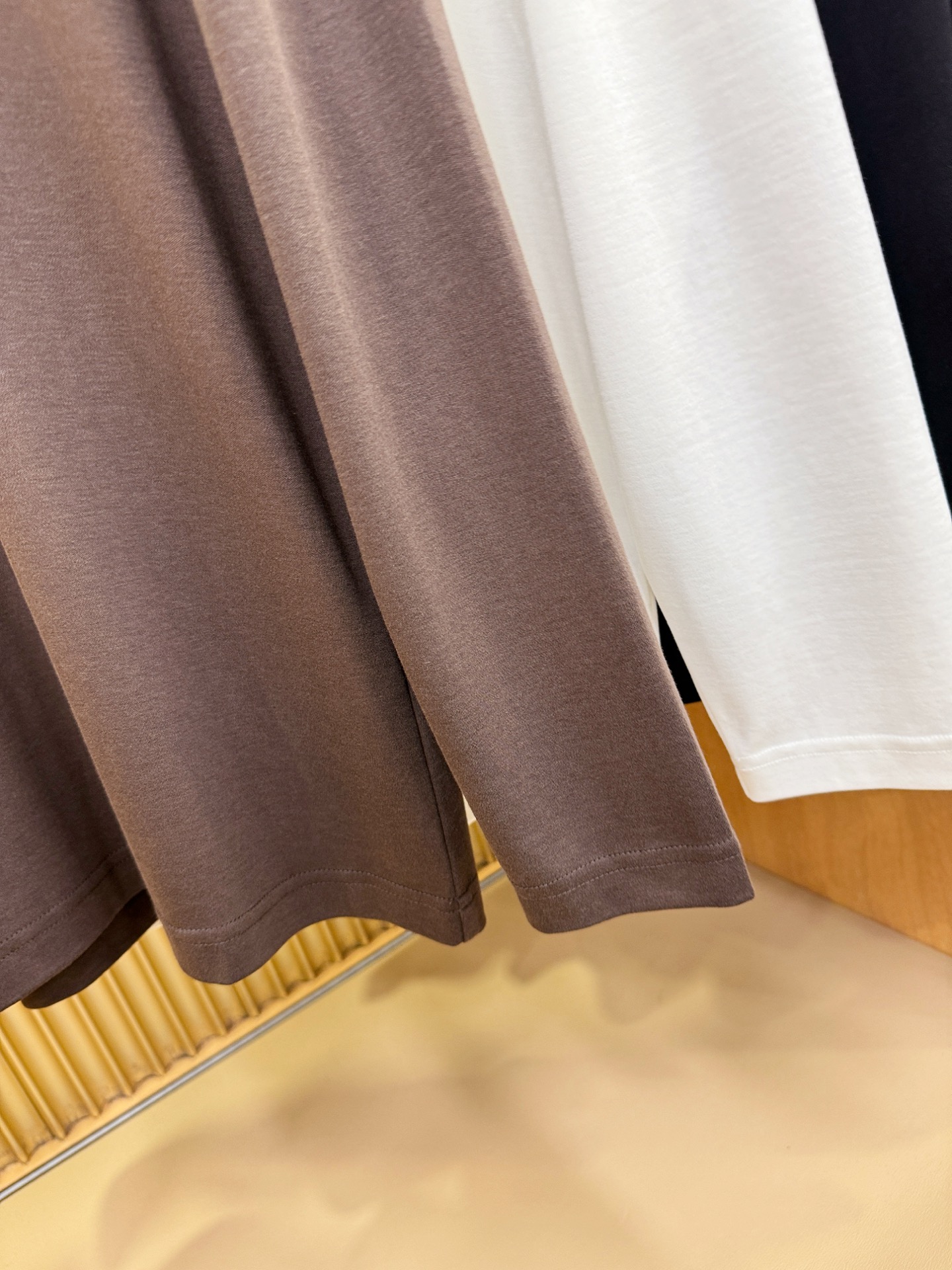 PRADA 普拉达 新品 长袖T恤，经典Logo设计，百搭款 官网同步发售 定制面料，柔软细腻 舒适透气