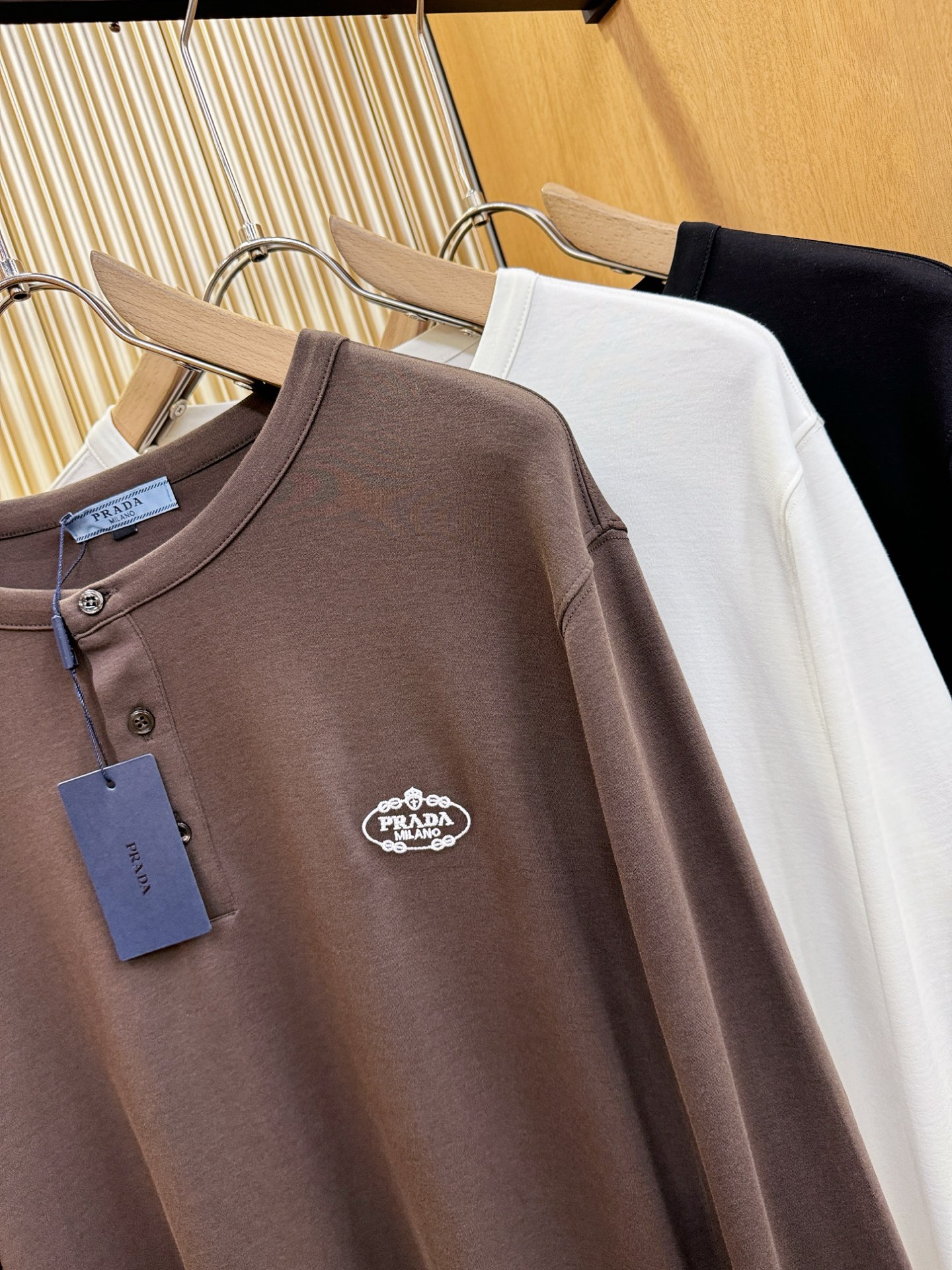 PRADA 普拉达 新品 长袖T恤，经典Logo设计，百搭款 官网同步发售 定制面料，柔软细腻 舒适透气