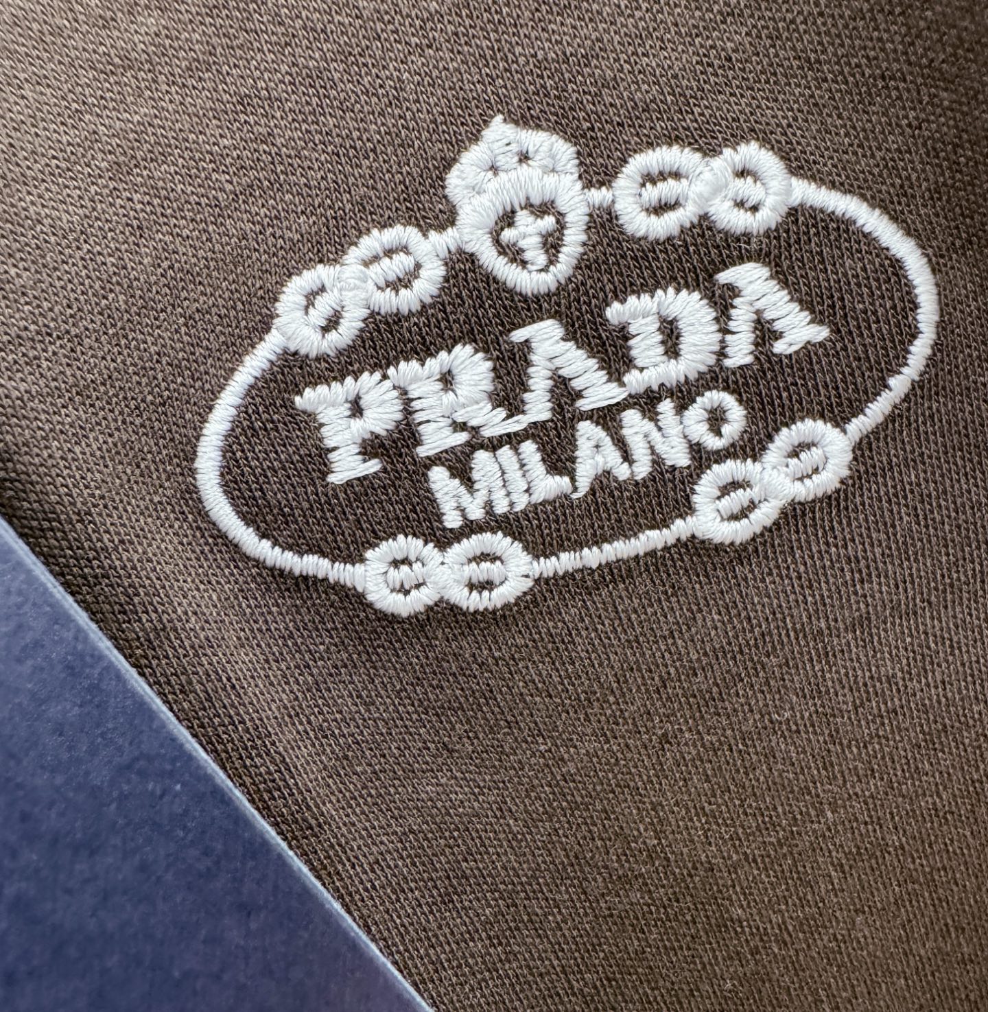 PRADA 普拉达 新品 长袖T恤，经典Logo设计，百搭款 官网同步发售 定制面料，柔软细腻 舒适透气