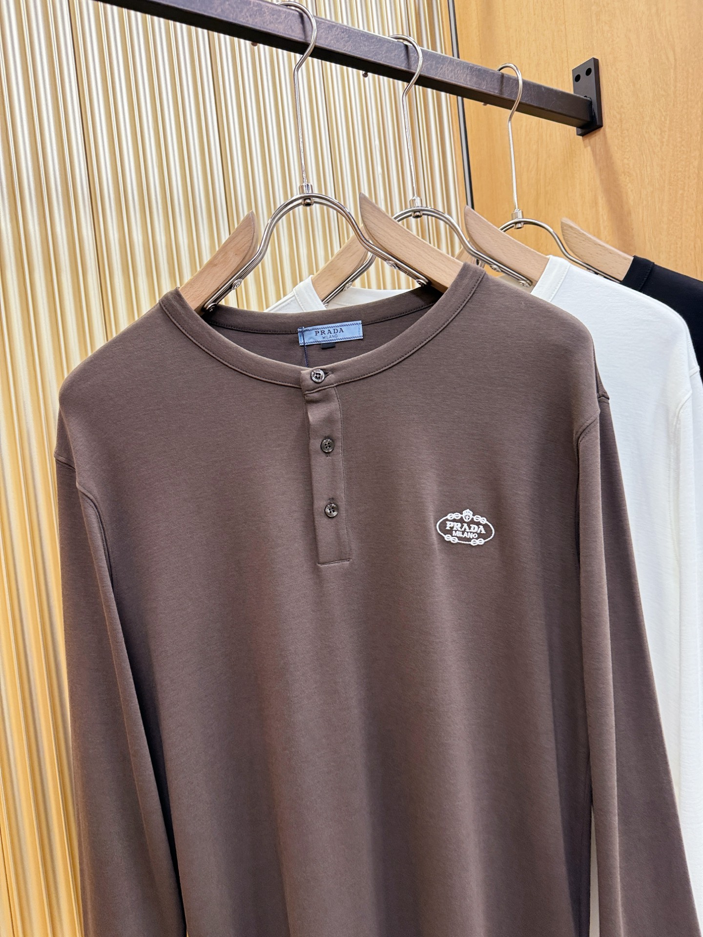 PRADA 普拉达 新品 长袖T恤，经典Logo设计，百搭款 官网同步发售 定制面料，柔软细腻 舒适透气