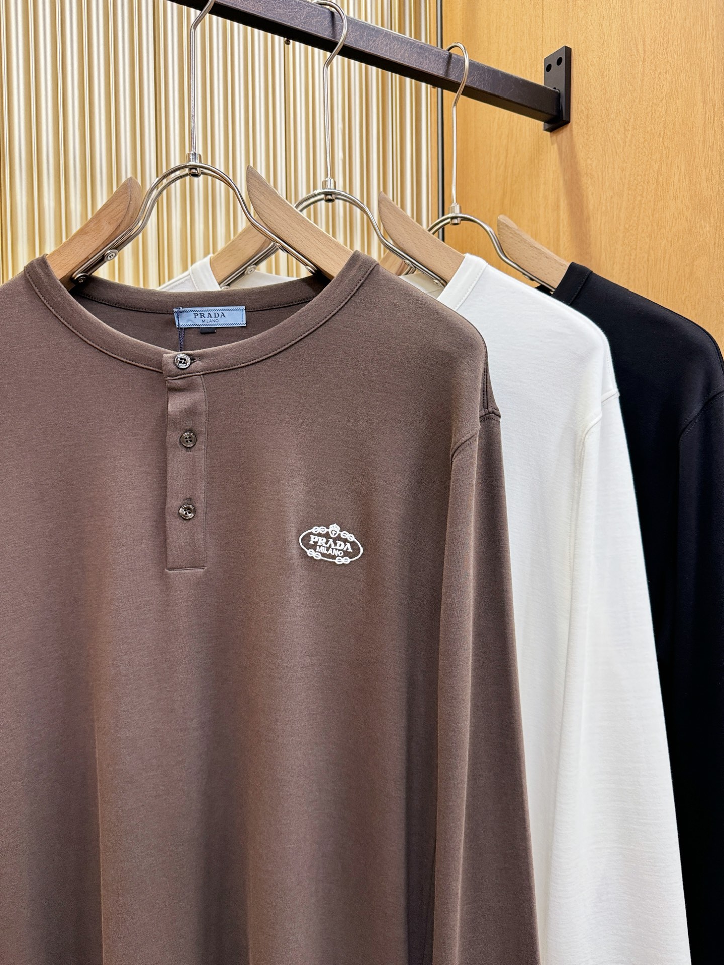 PRADA 普拉达 新品 长袖T恤，经典Logo设计，百搭款 官网同步发售 定制面料，柔软细腻 舒适透气